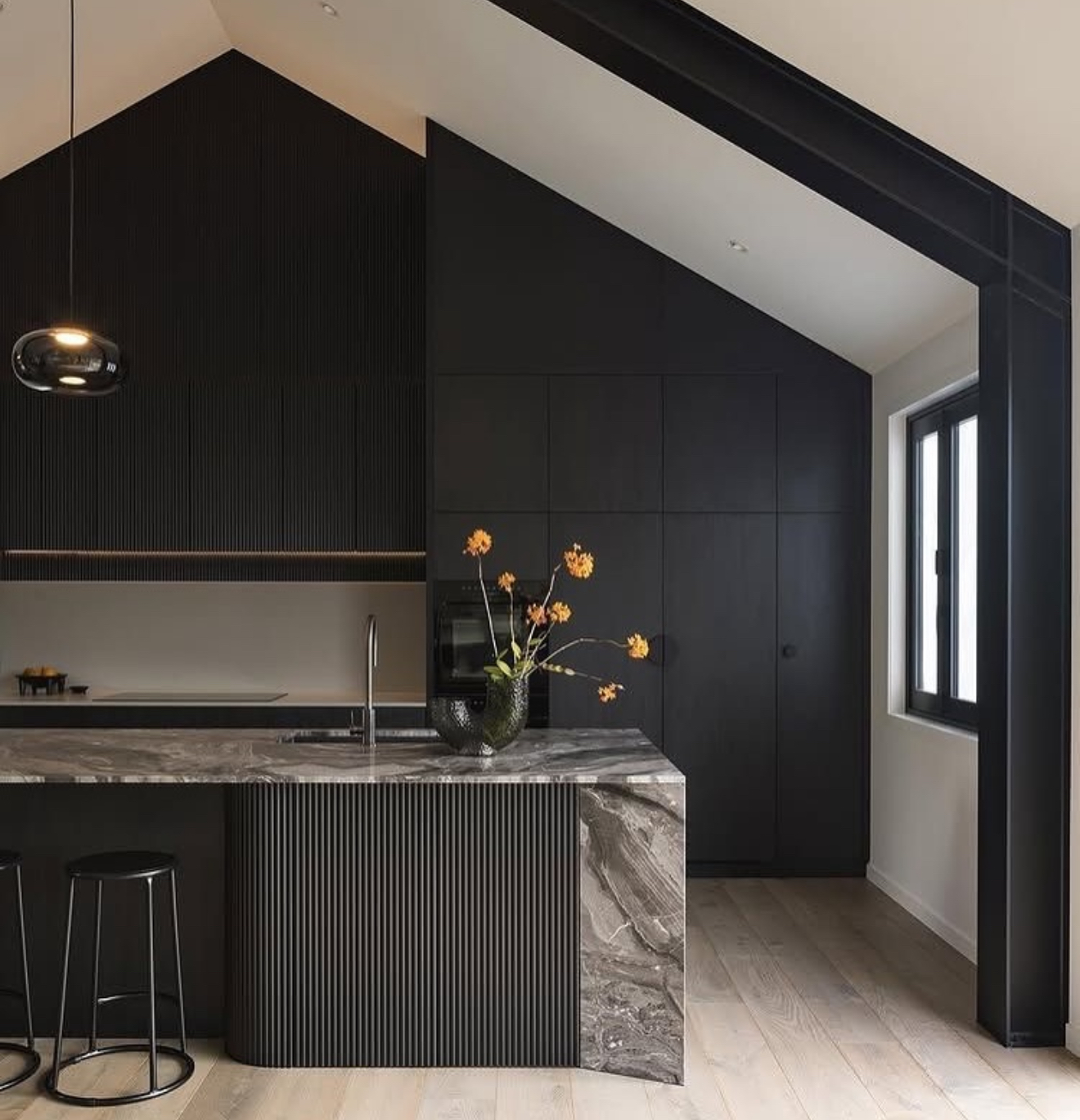 25 Dark Moody Kitchen Ideas That Prove Bold Colors and Dramatic Design ...