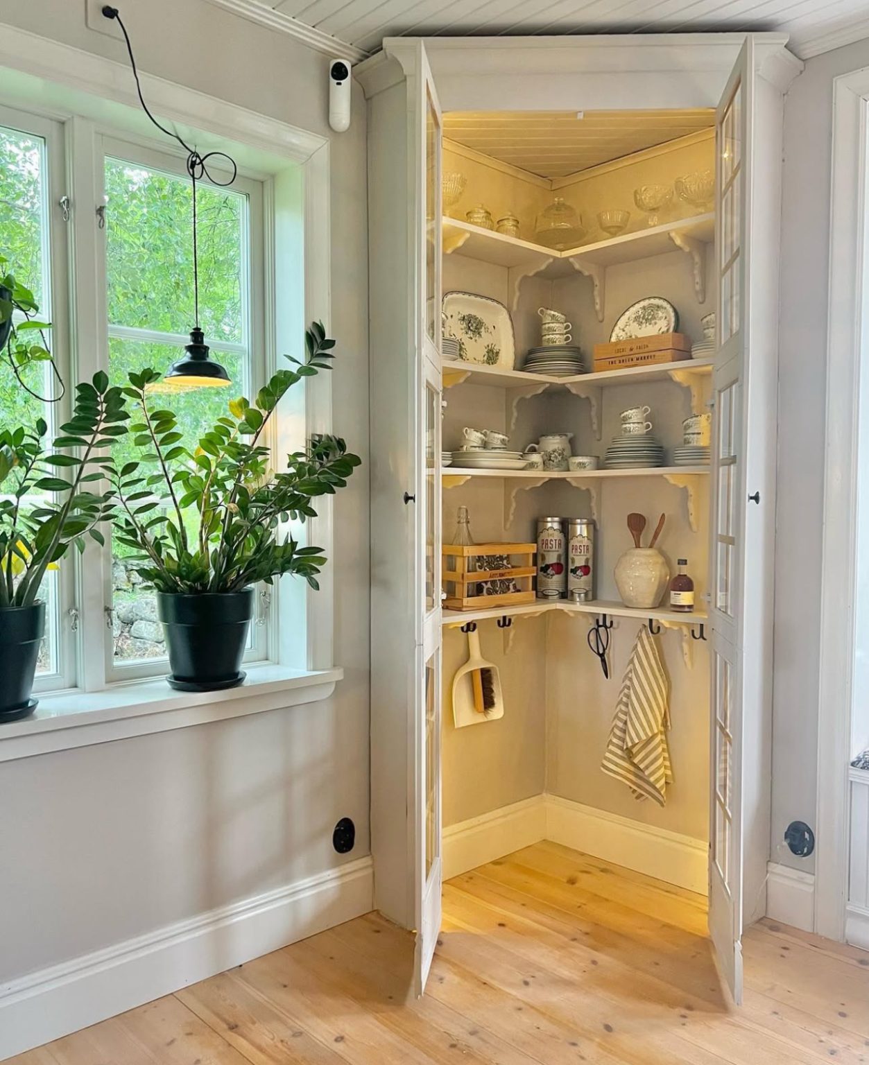 25 Corner Pantry Ideas That Will Instantly Upgrade Your Kitchen Storage ...