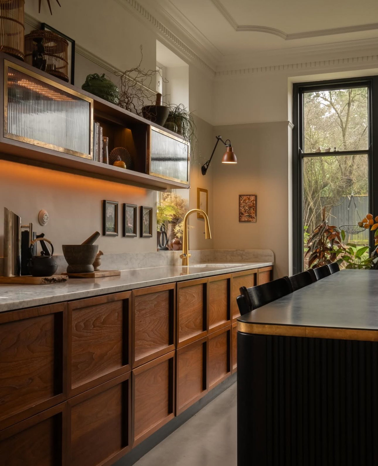 25 Dark Moody Kitchen Ideas That Prove Bold Colors and Dramatic Design ...