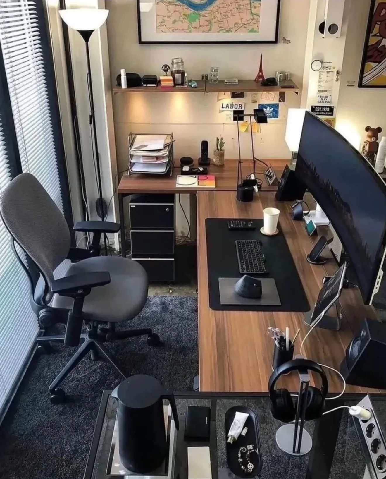 30 Office Desk Ideas for Stylish Workspaces with Aesthetic Designs and ...