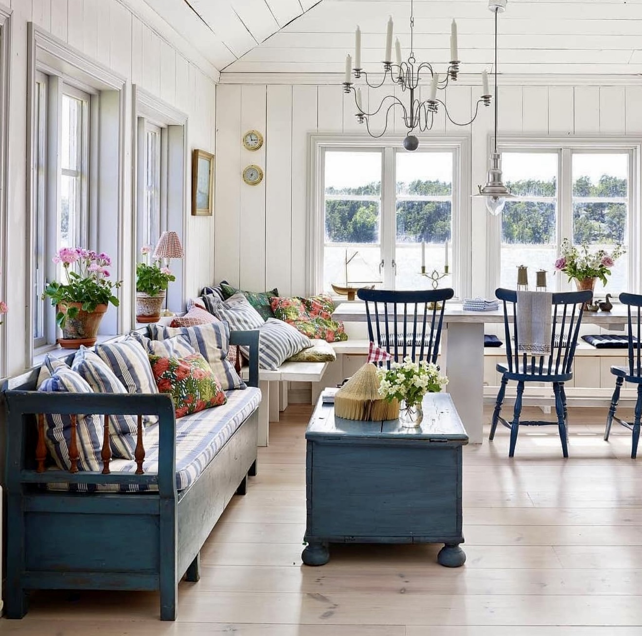 25 Blue White Decor Ideas to Bring Timeless Elegance Into Your Home ...