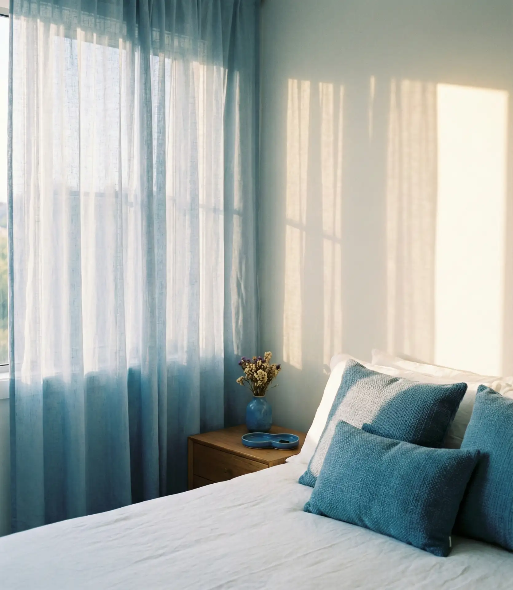 Blue Accent Decor for Calming Atmosphere 2