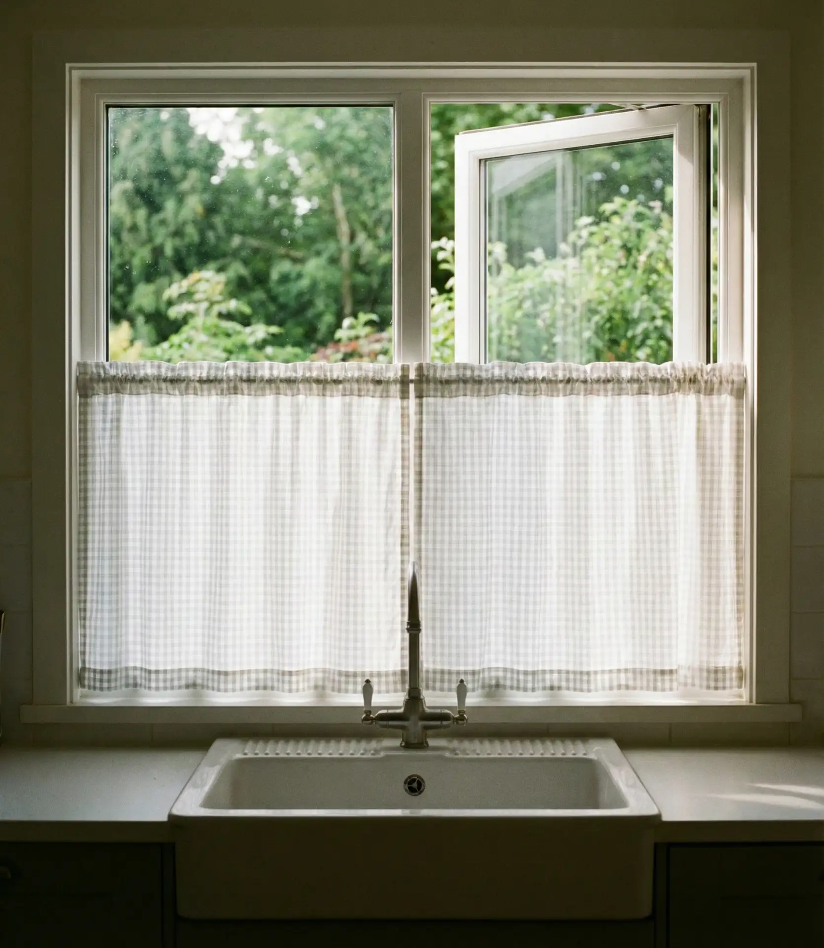 Café Curtains for a Vintage Touch 1