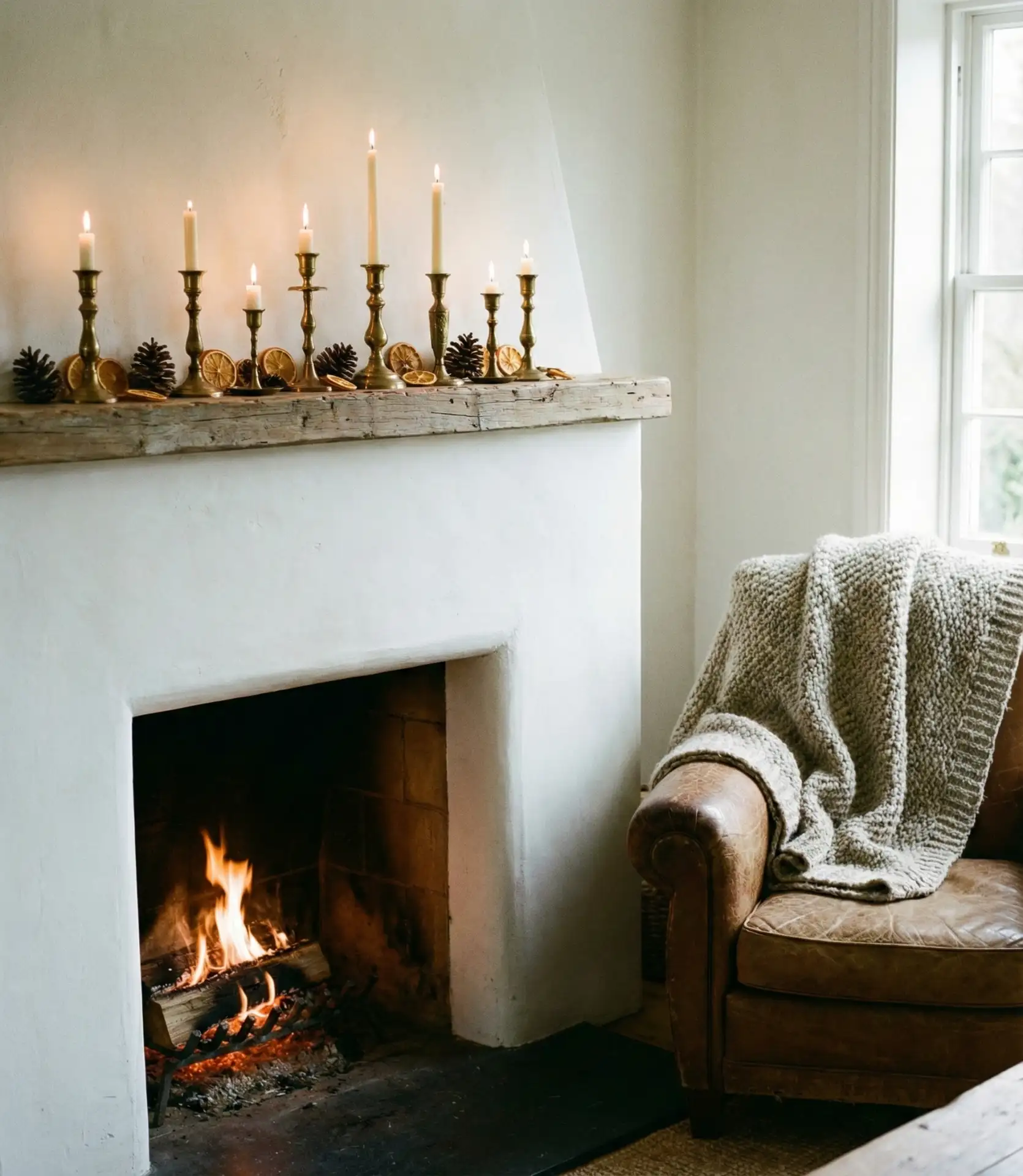 Cottage Living Room with Fireplace Ideas for Year-Round Warmth 2