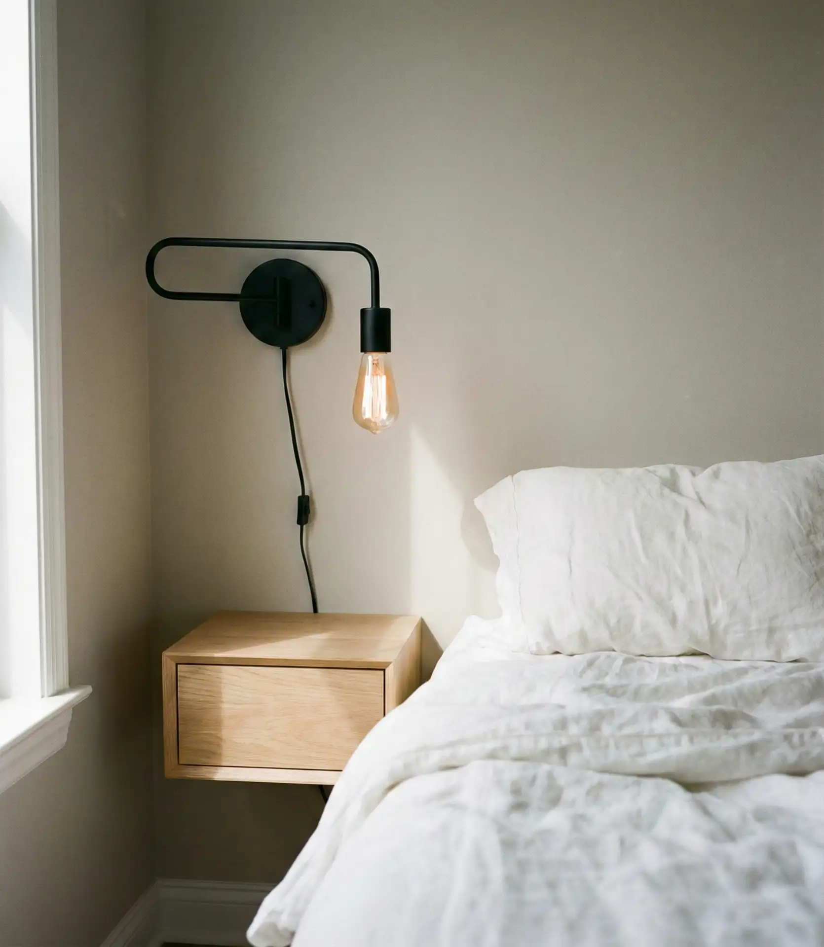 Wall-Mounted Reading Lights to Free Up Surfaces 1