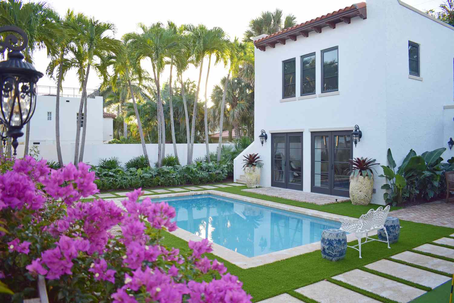 30 Pool Landscaping Ideas for a Luxurious Outdoor Retreat