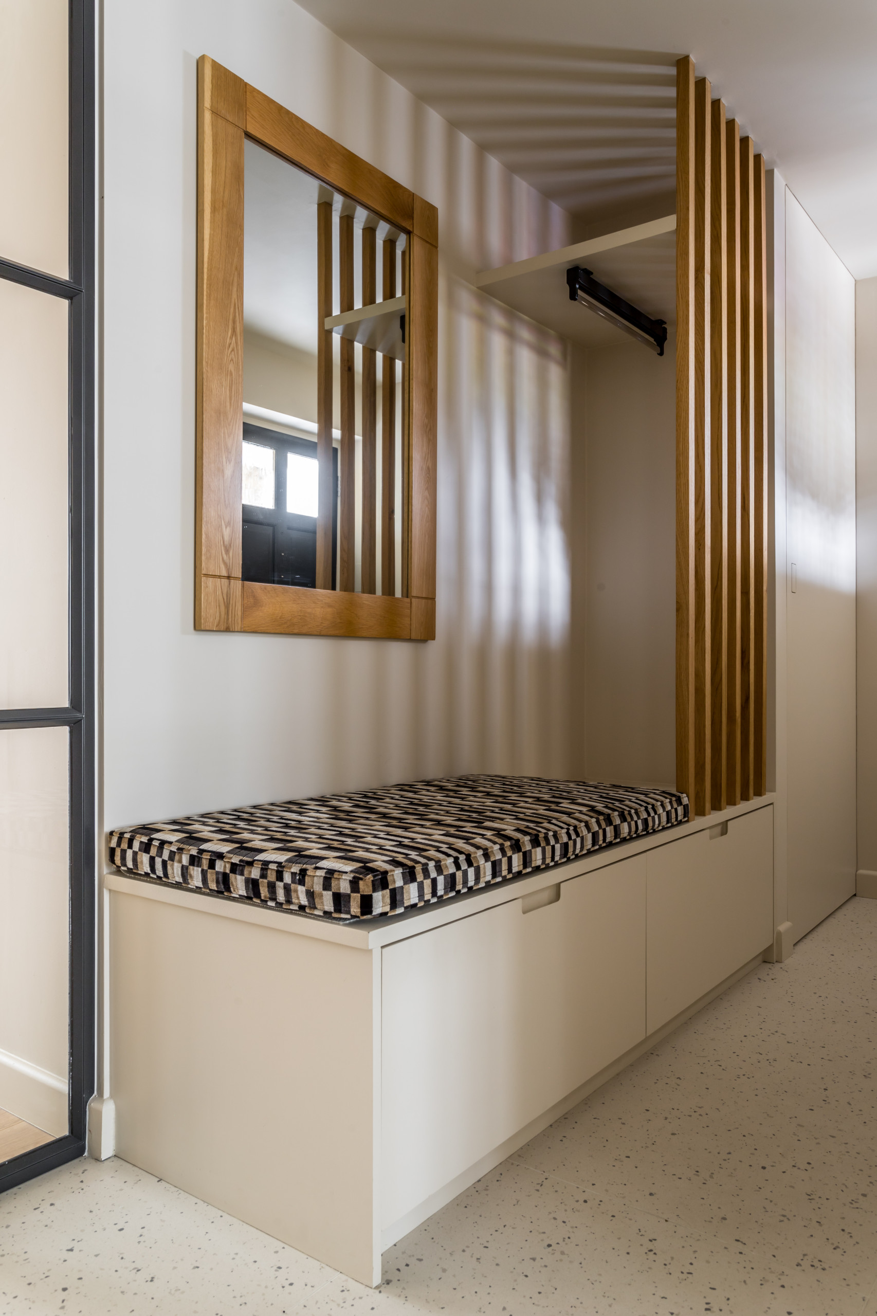 5 Ways Designers Have Cleverly Planned Storage in a Hallway | Houzz IE
