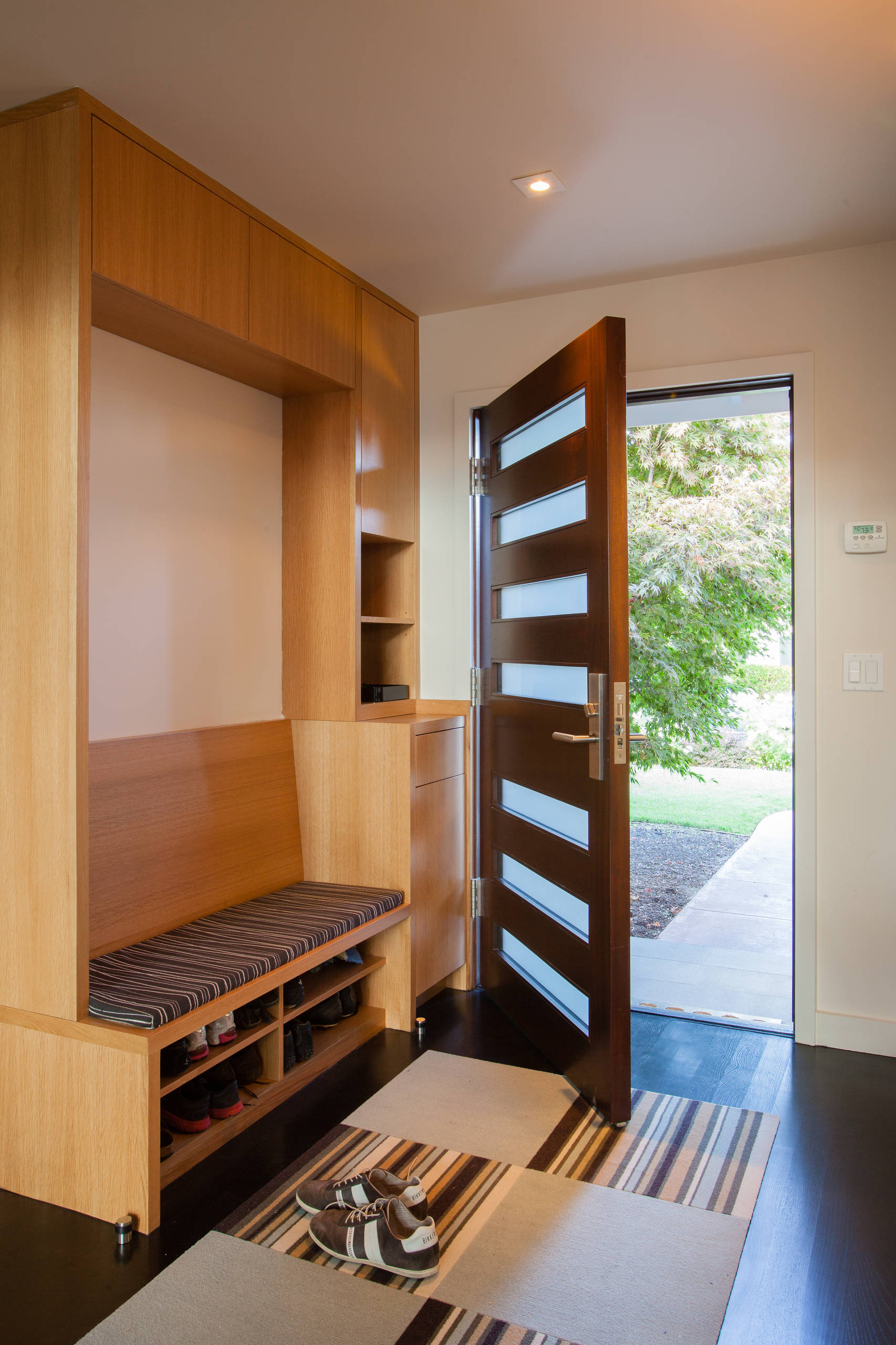 75 Mid-Century Modern Entryway Ideas You'll Love - March, 2026 | Houzz