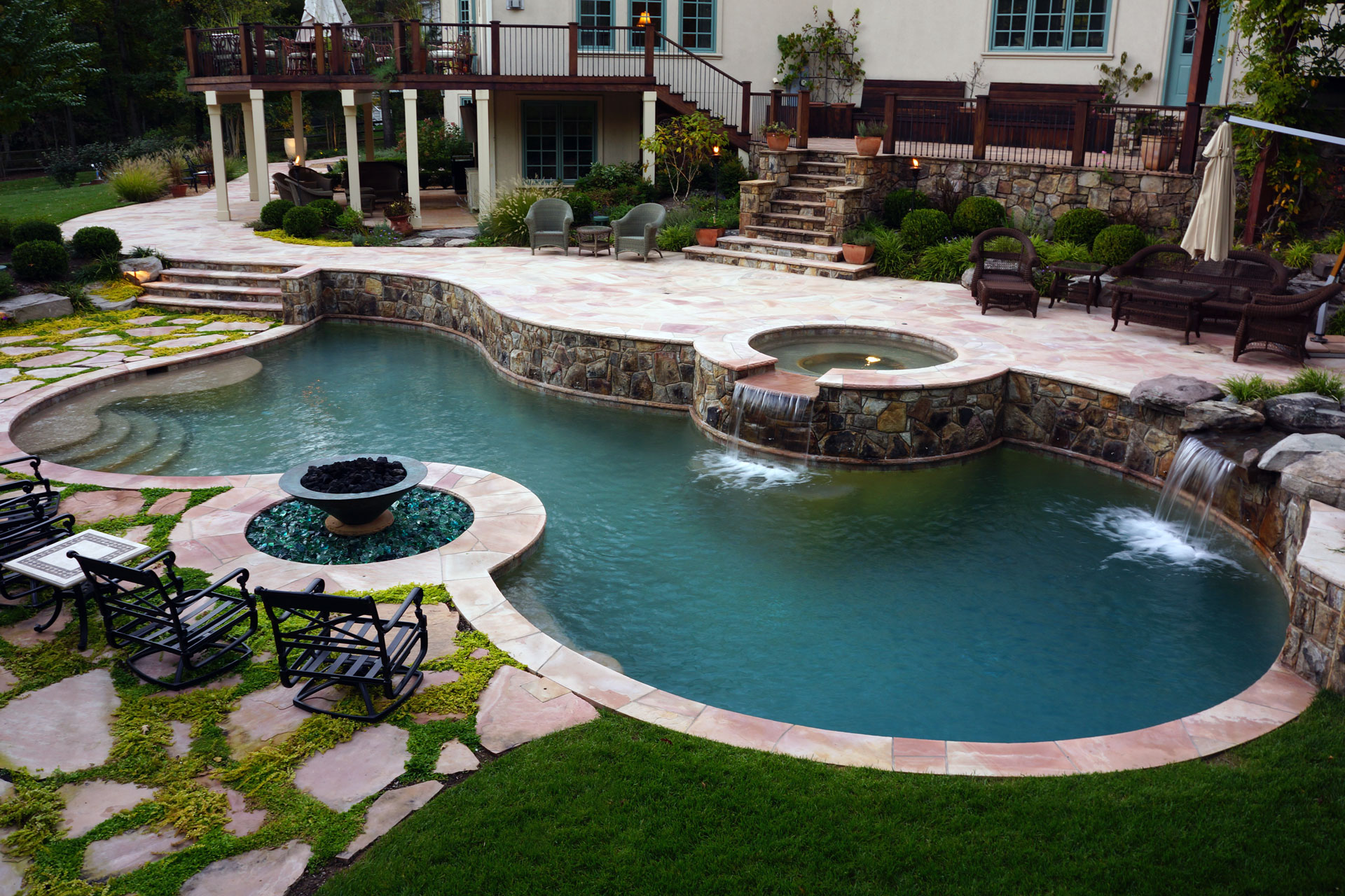 A Luxury Swimming Pool Transforms a Backyard