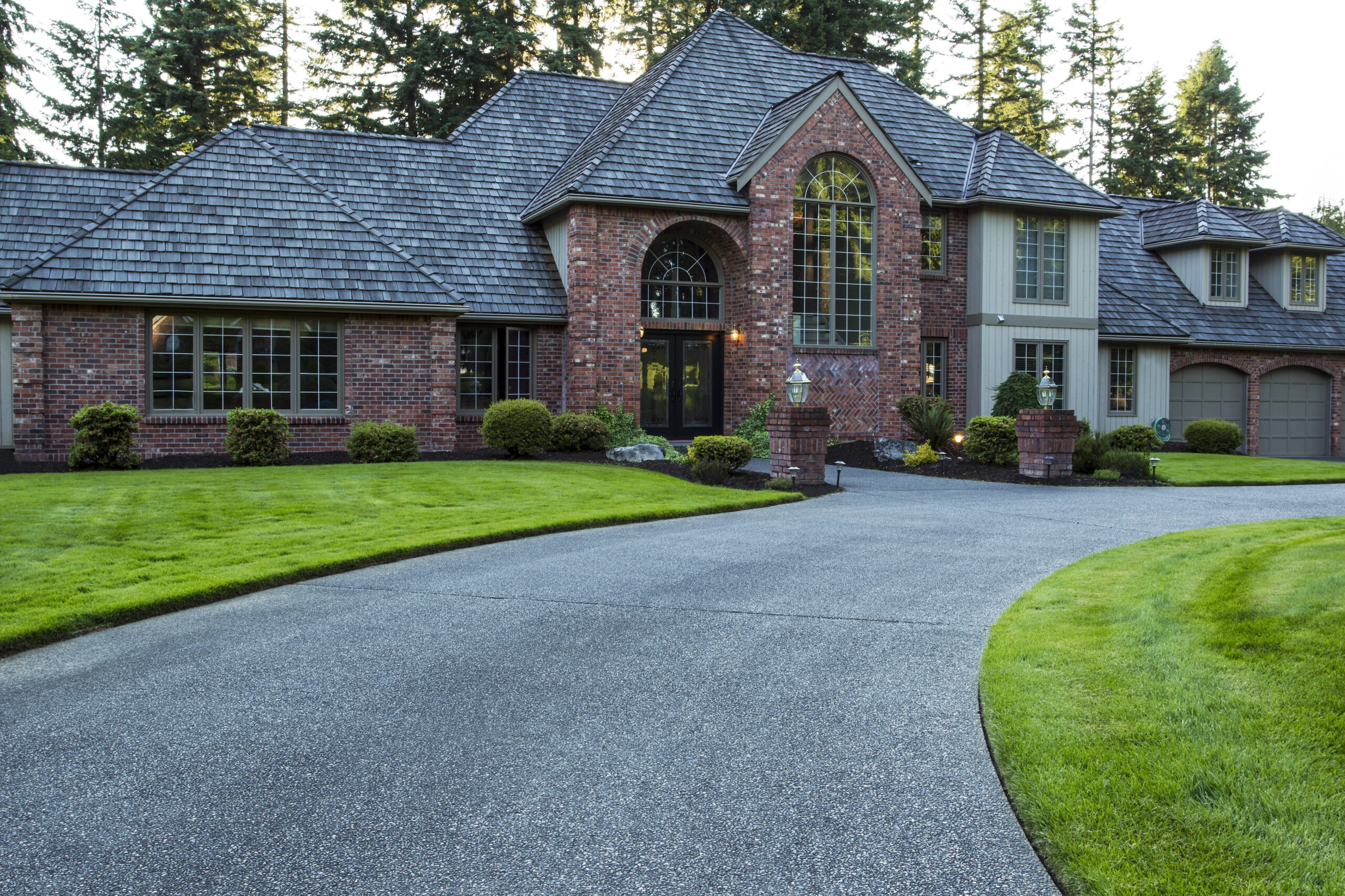 10 Driveway Edging Ideas You'll Love - Thornton Hardscape
