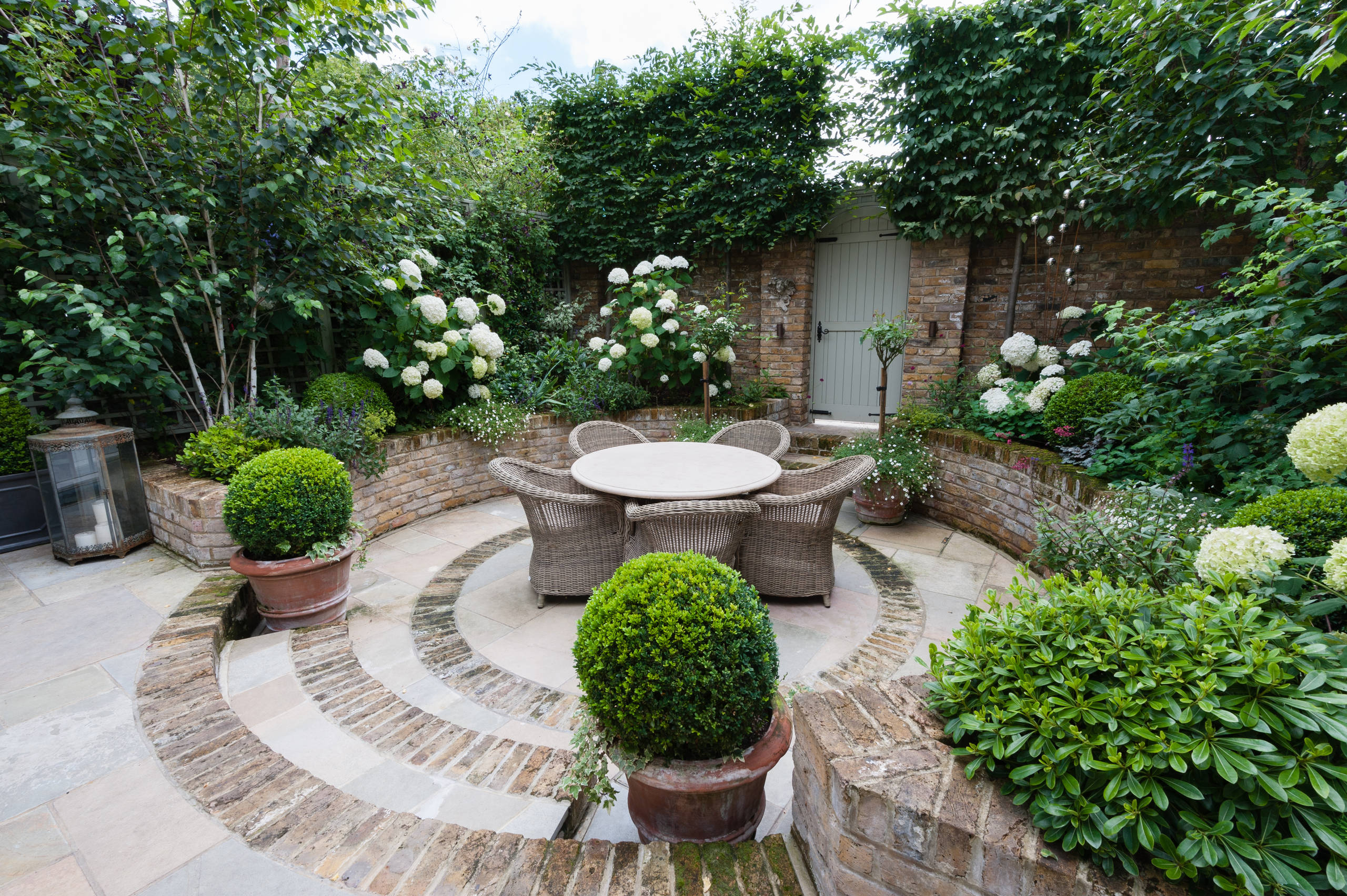 10 Ideas for Creating an Inviting Courtyard