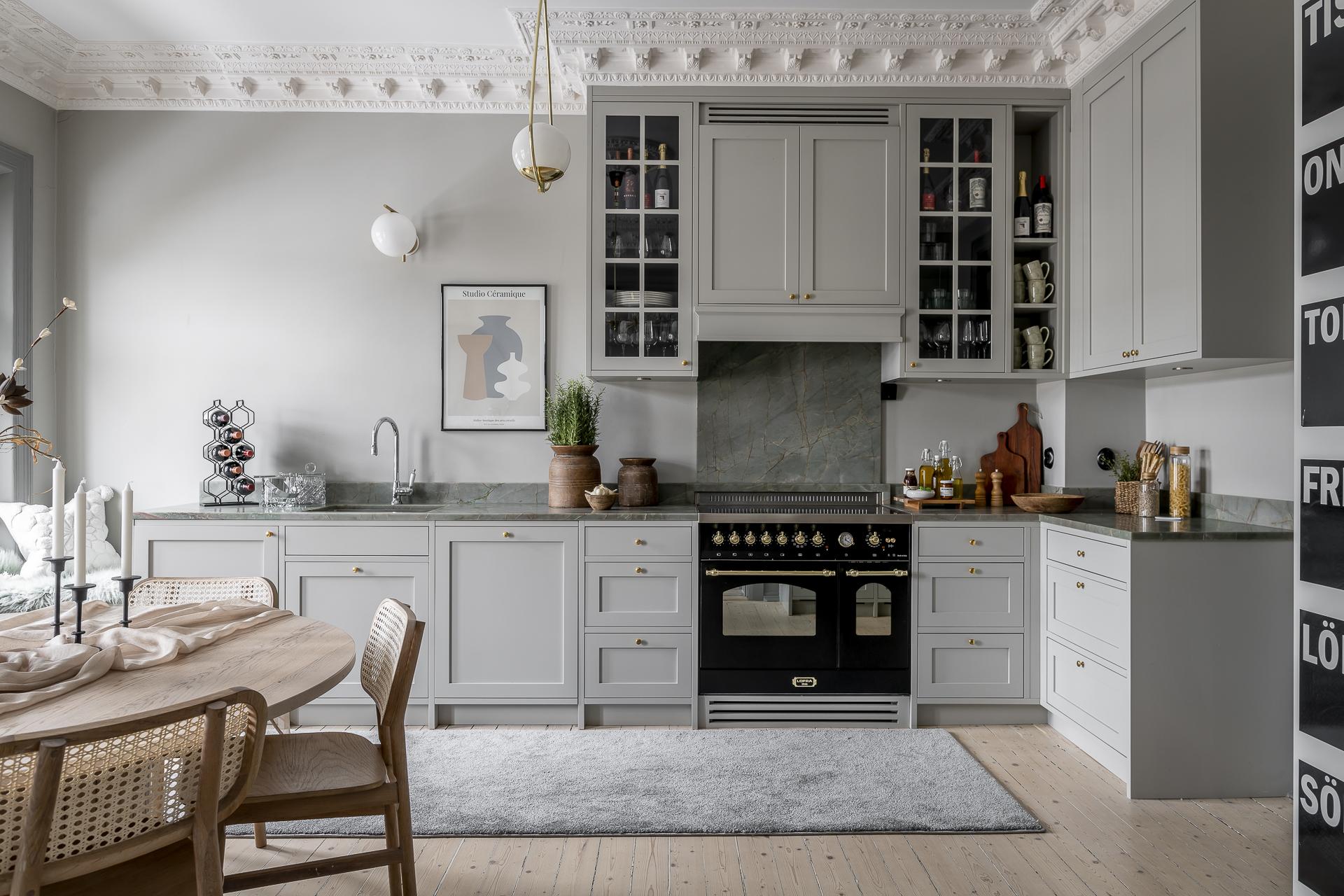 14 kitchens with modern light grey kitchen cabinets - COCO LAPINE DESIGN