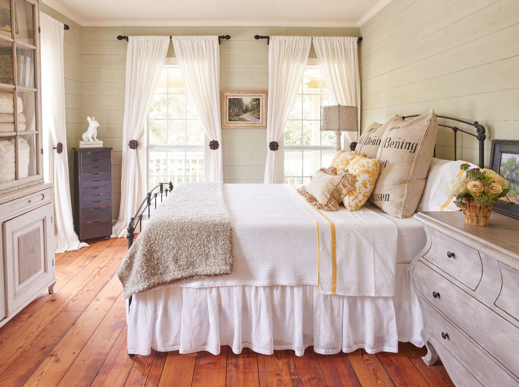 15 Farmhouse Bedroom Ideas That Bring Coziness Home