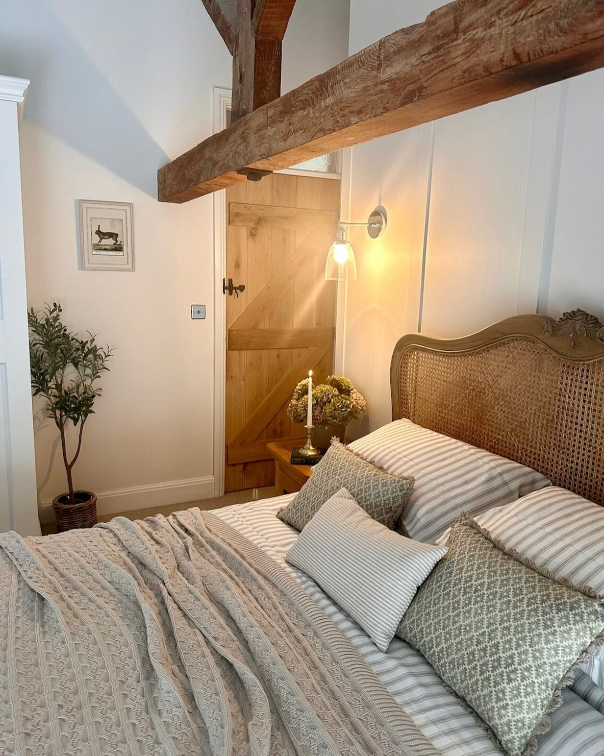 16 Warm Country Style Bedroom Ideas 2026 – CreativeBooster