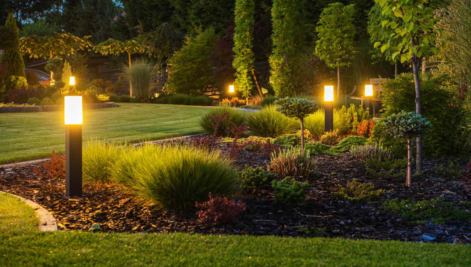 22 Landscape Lighting Ideas for a Nighttime Display
