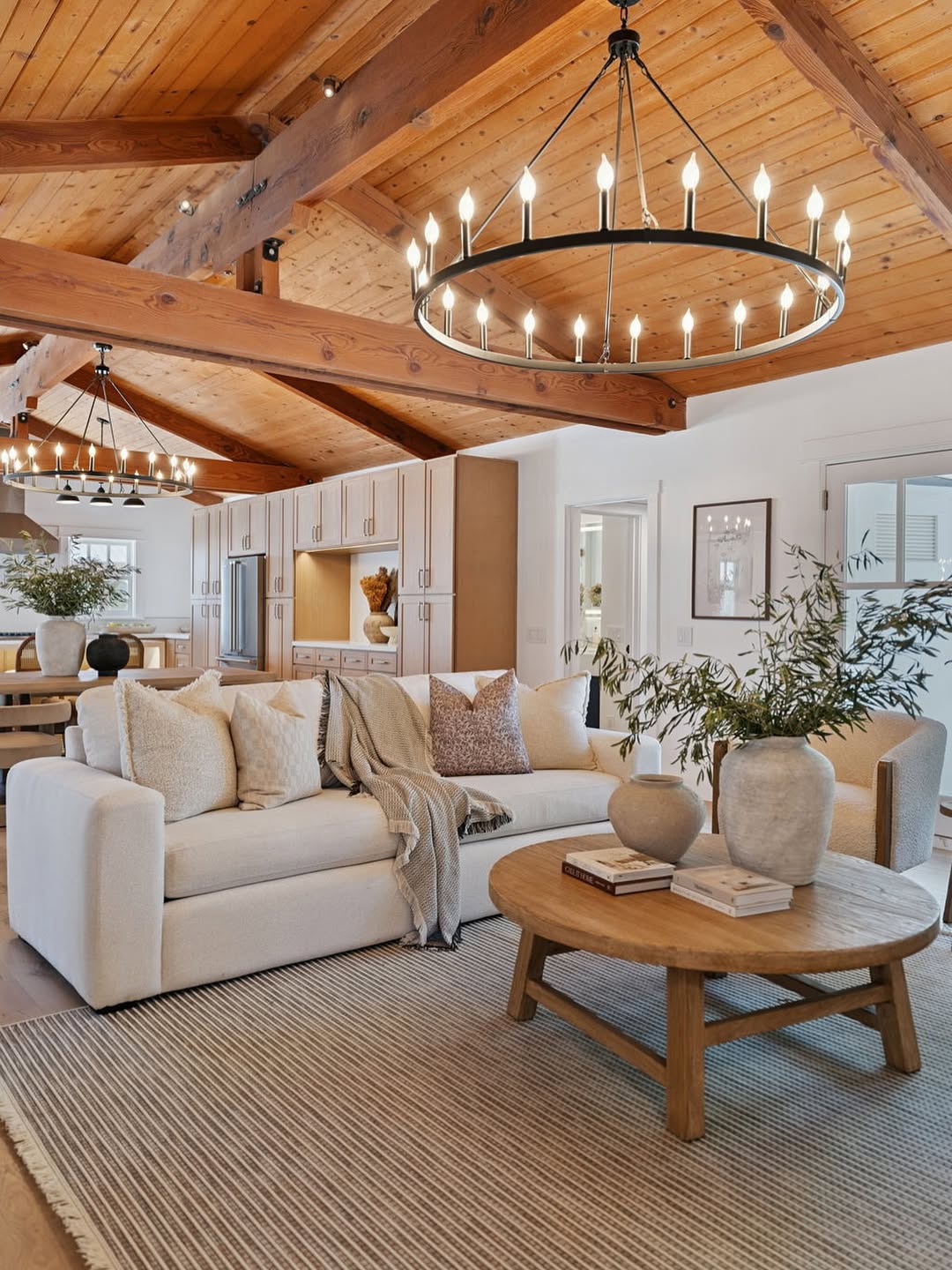 25 Modern Living Room for 2026 Designers Are Tweaking—Homeowners Are Missing