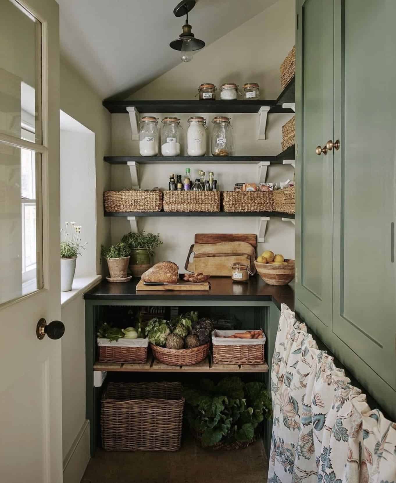 30+ Clever Farmhouse Style Kitchen Pantry Ideas For Organization