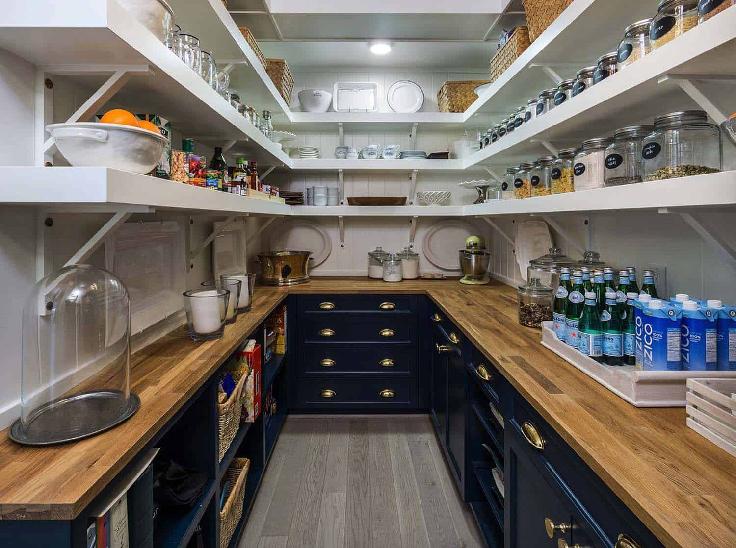 30+ Clever Farmhouse Style Kitchen Pantry Ideas For Organization