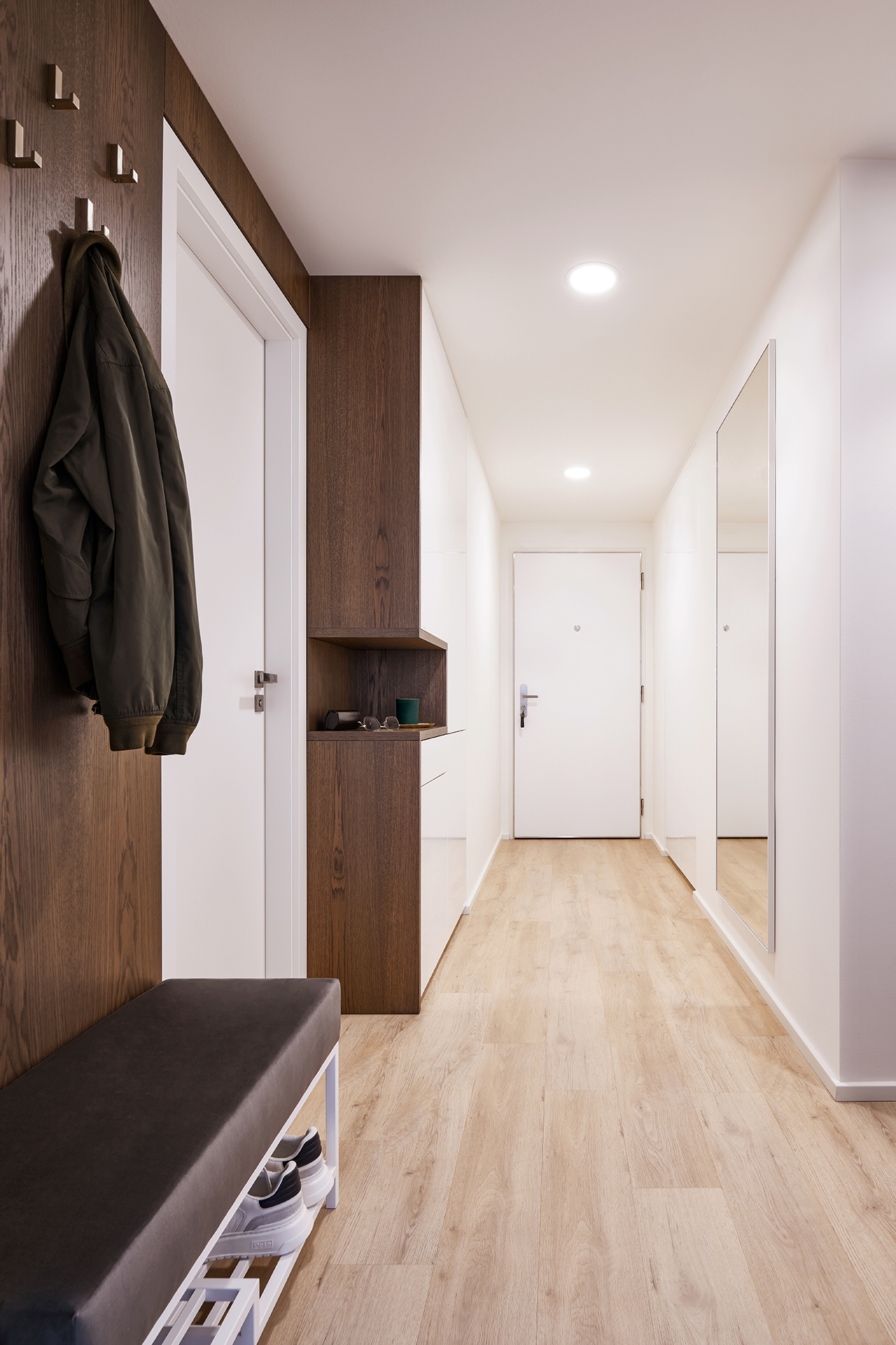 A hallway with a timeless, light design — HANÁK Nábytek