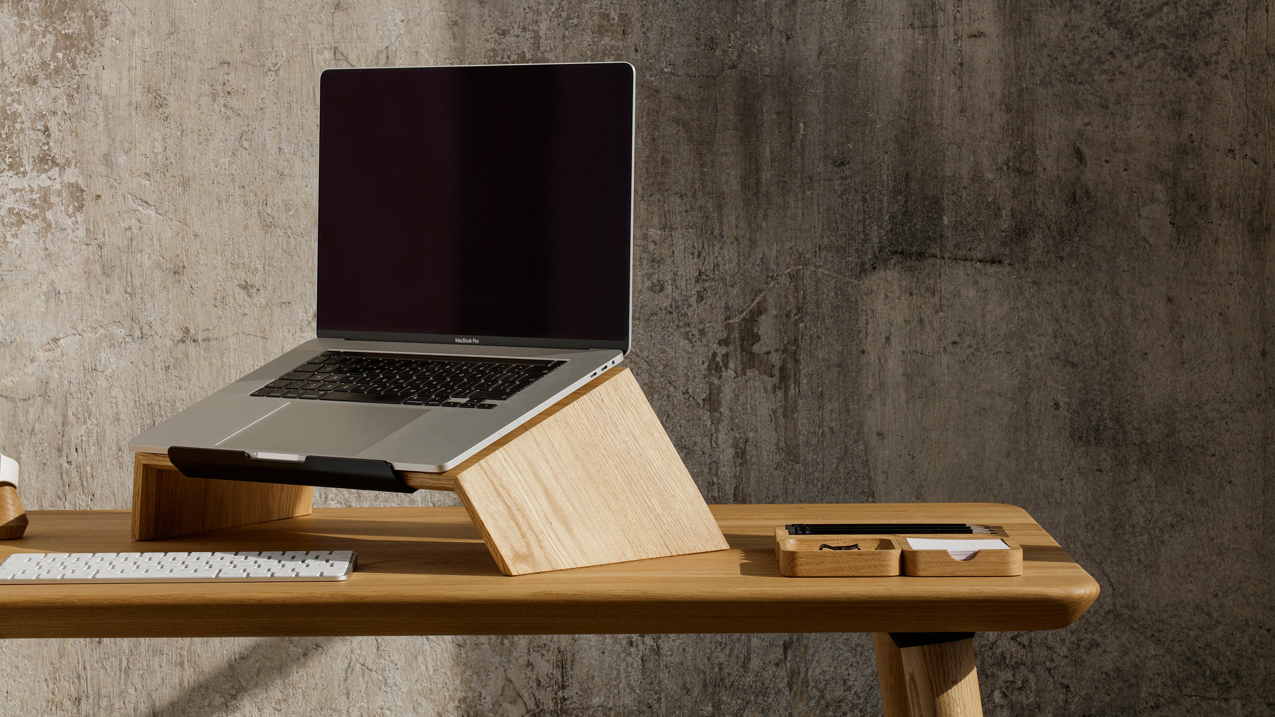 Creating a minimalist workspace with a classic desk | Oakywood.shop