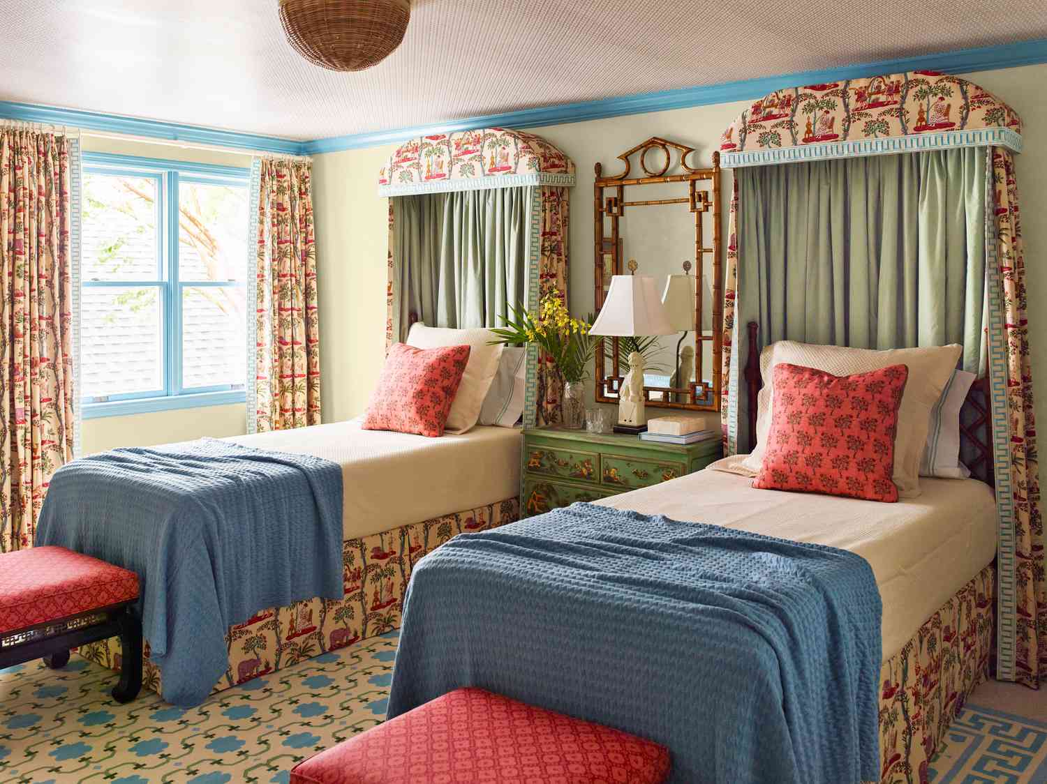How To Decorate A Guest Room With Twin Beds: 4 Tips