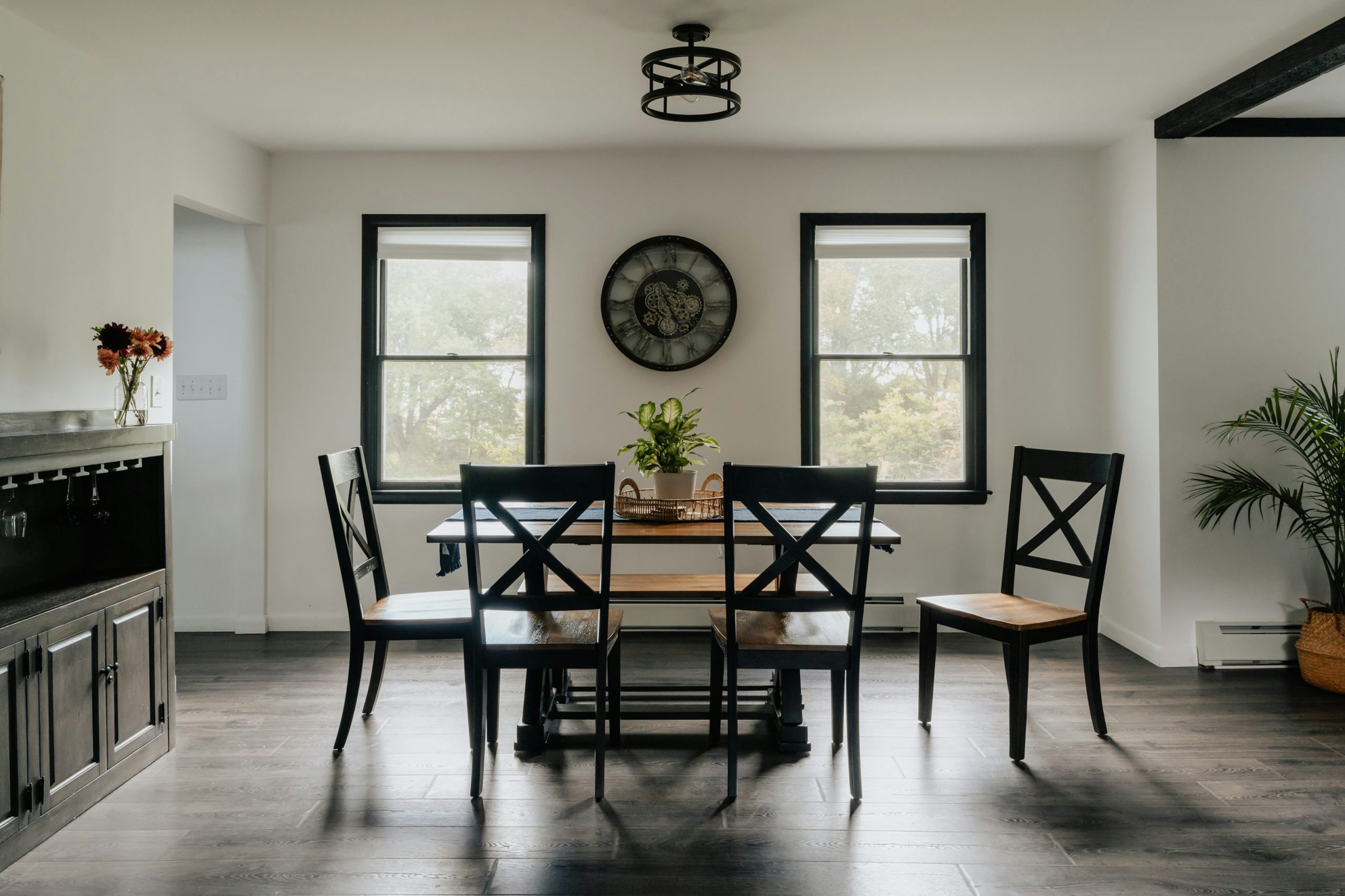 Modern dining room (IG: @clay.banks)