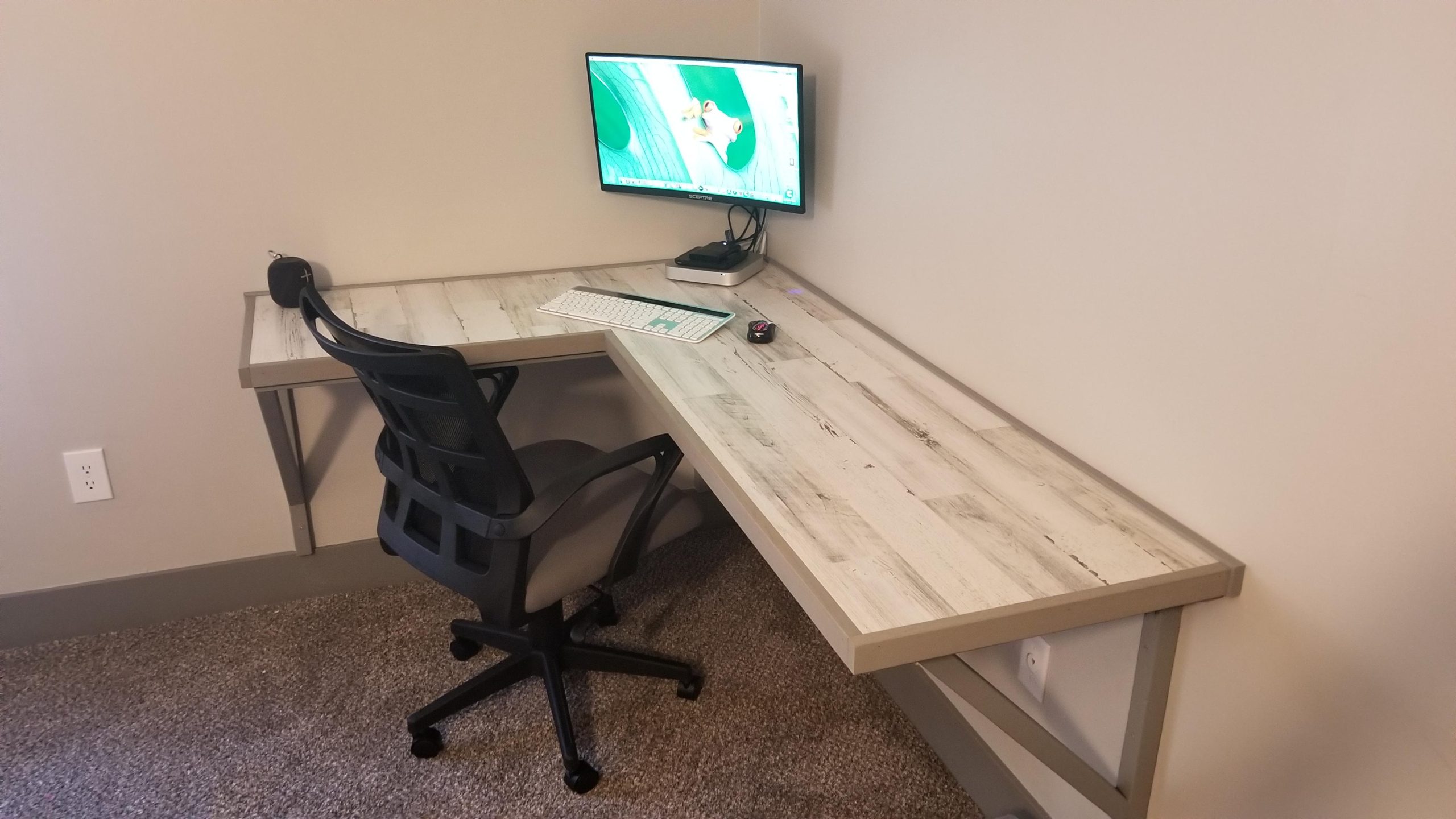 She wanted a corner desk and I wanted a budget friendly solution with a small footprint...so $50 later we have this! : r/woodworking