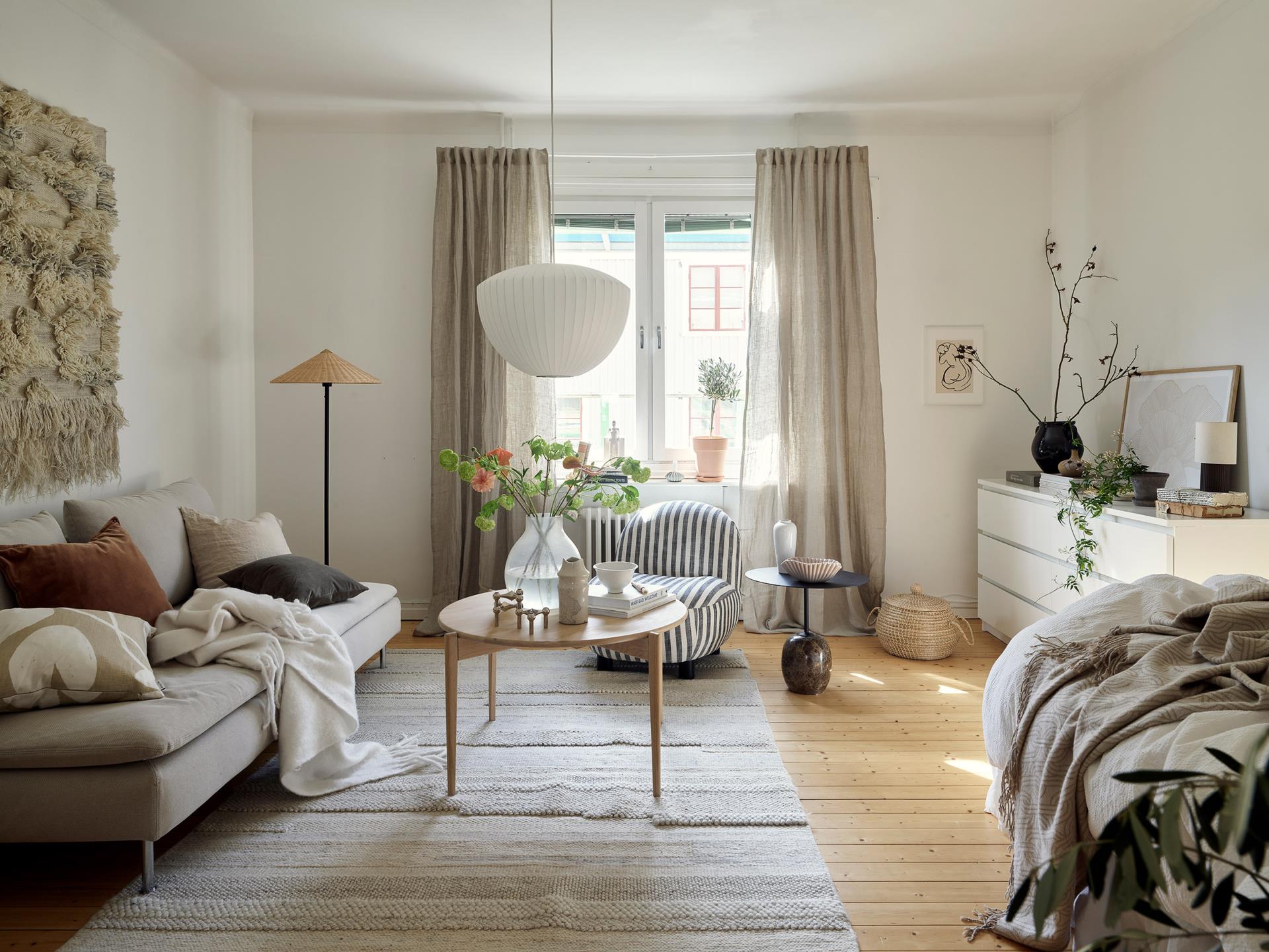 White walls and subtle decor in a one-bedroom apartment - COCO LAPINE DESIGNCOCO LAPINE DESIGN