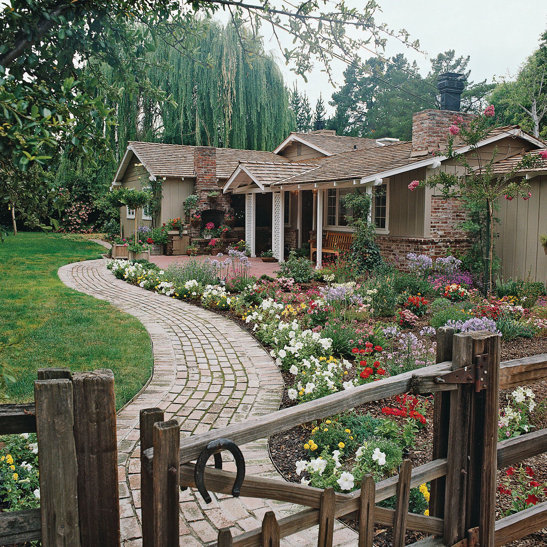 16 Colorful Front Yard Flower Bed Ideas
