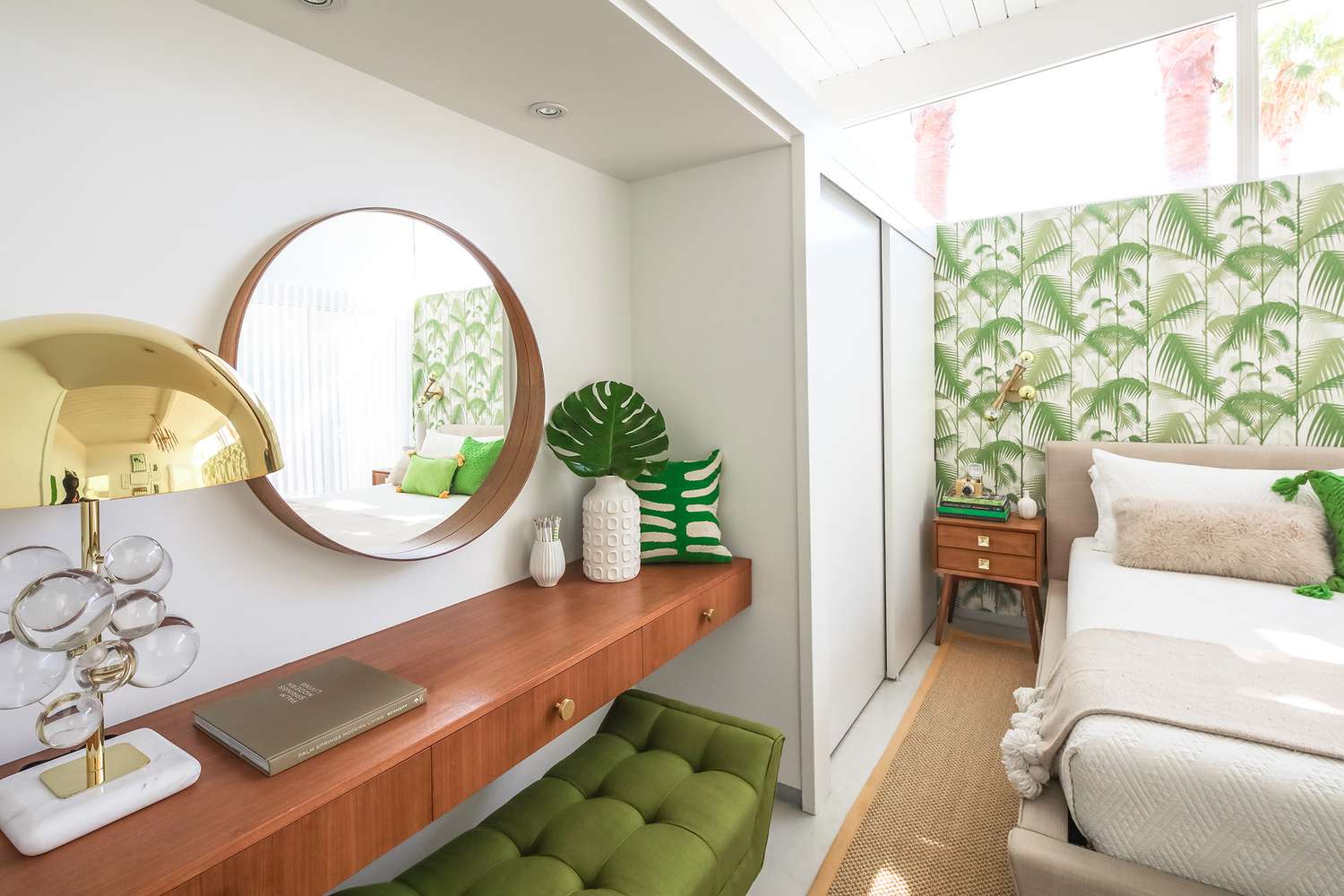 21 Attractive Ways to Optimize Small Bedroom Storage