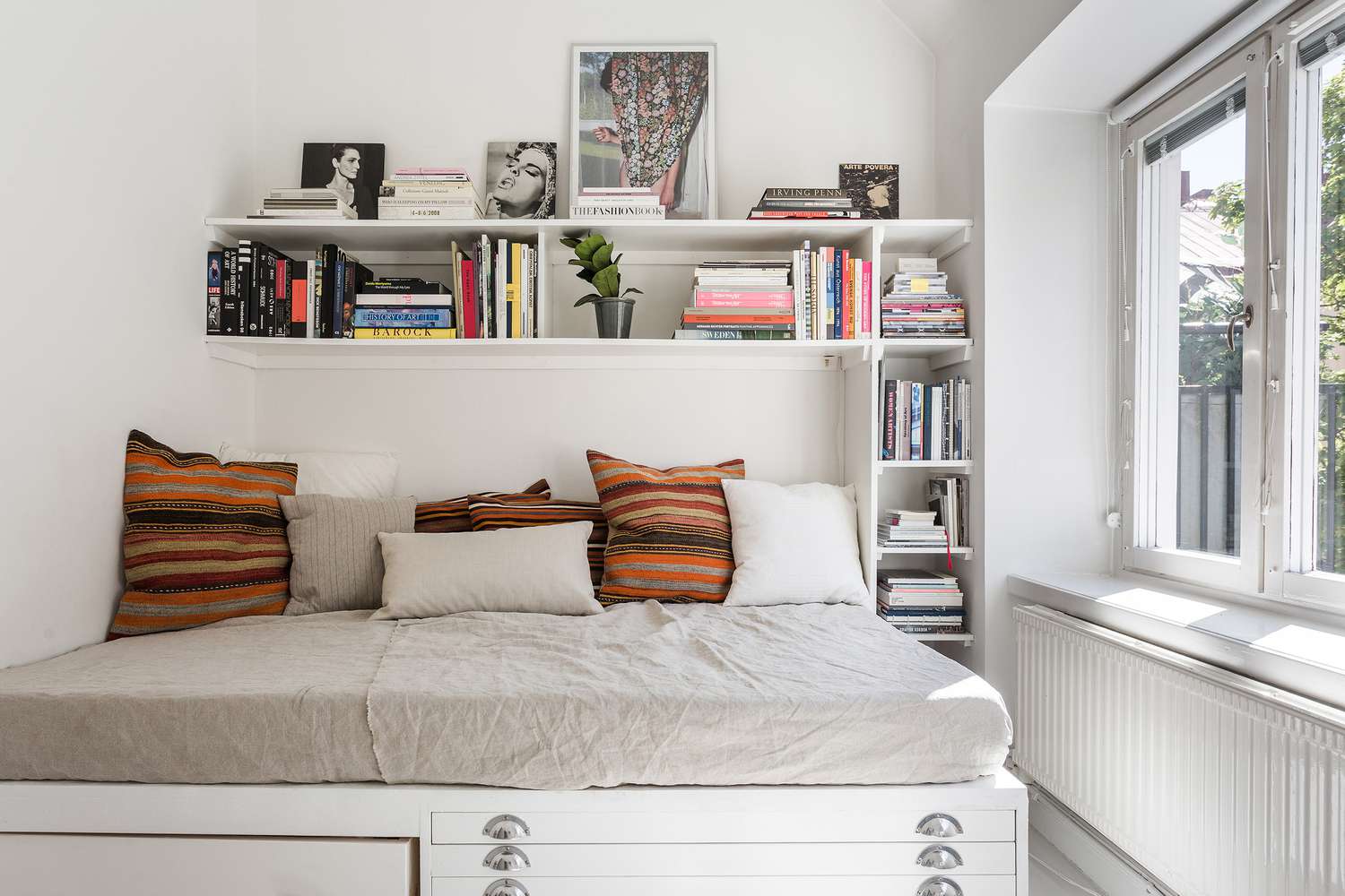 21 Attractive Ways to Optimize Small Bedroom Storage