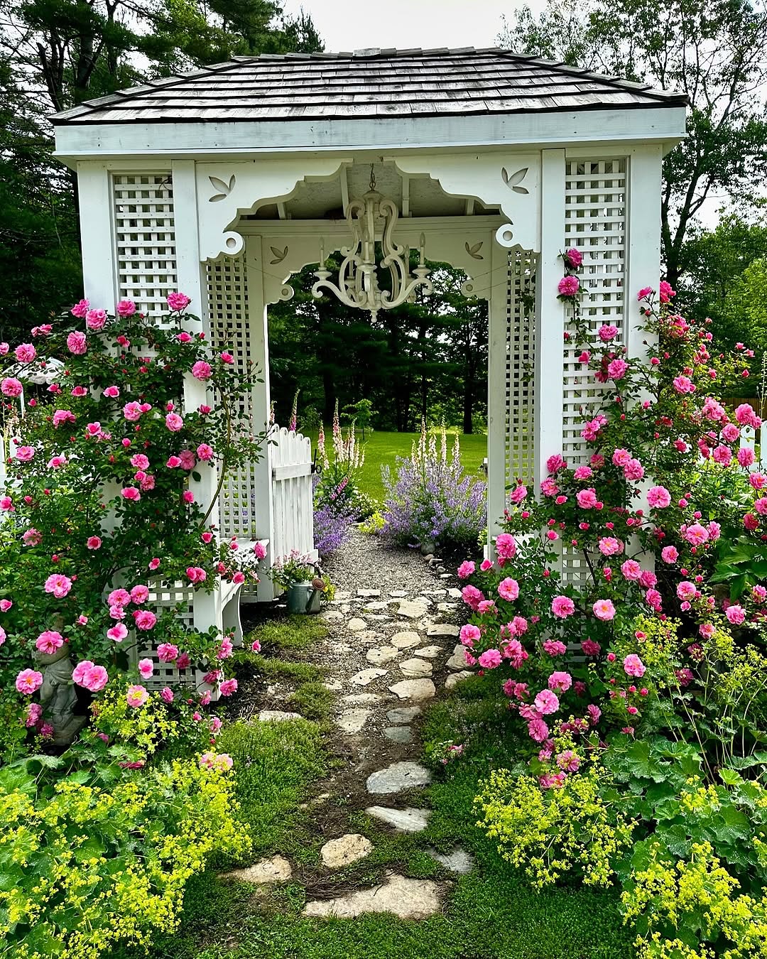 22 English Cottage Garden Ideas That Bring Whimsy and Charm to Your Outdoors