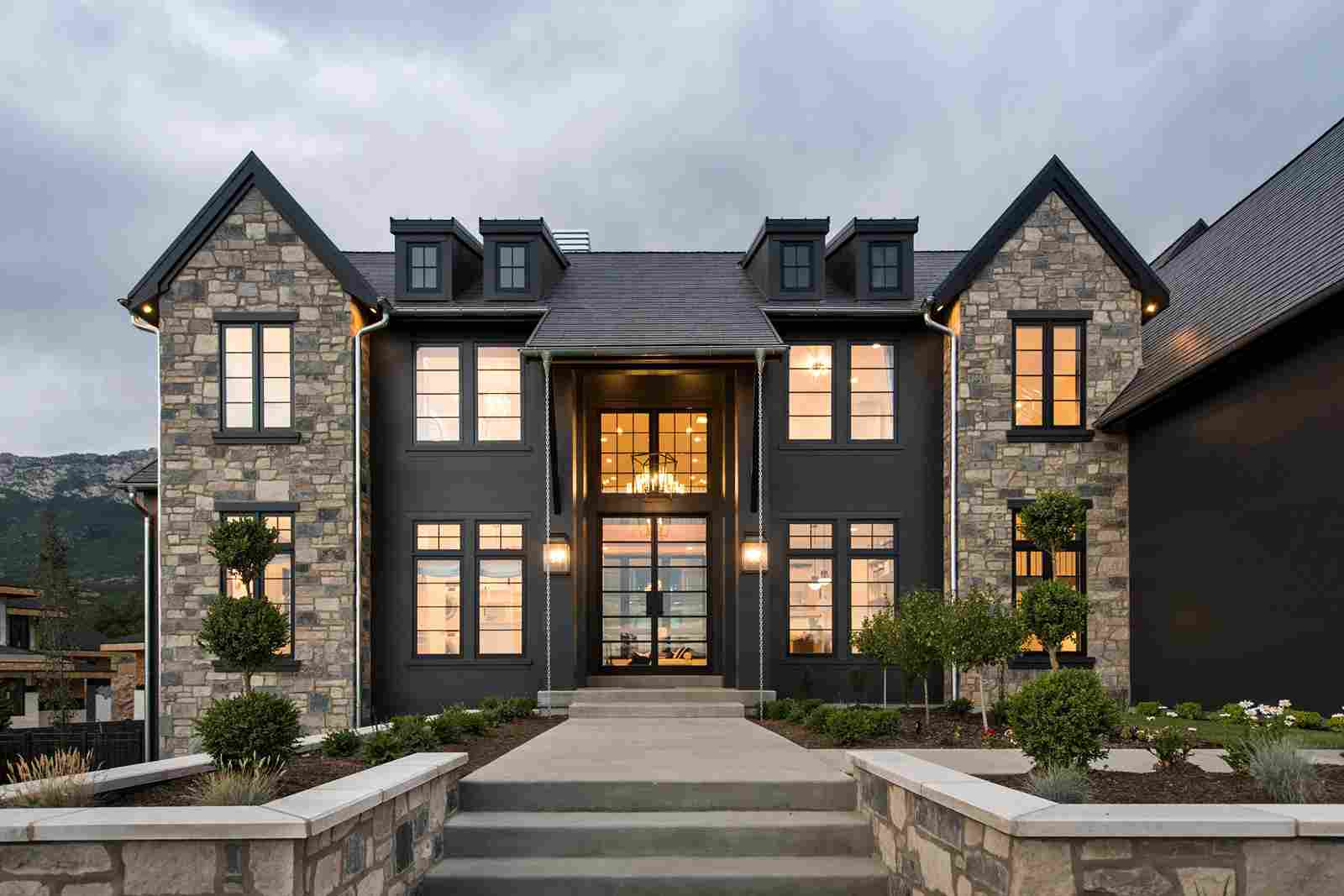 25 Ideas To Elevate Your Black House With Wood Accents - Tangy House