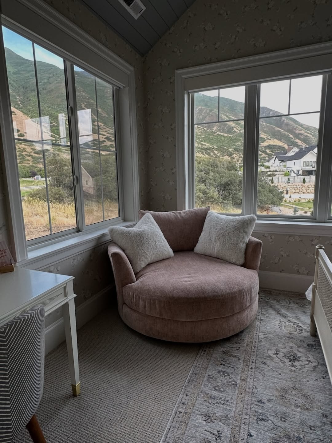 29 Swivel Chair Ideas No One Shares Because They're Rare in Everyday Homes