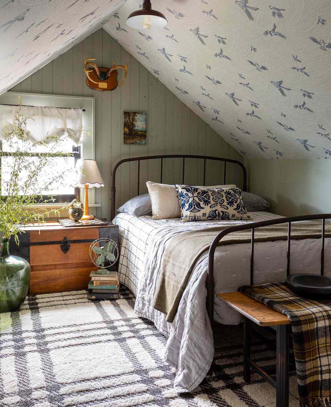 30 Inspiring Ideas for Small Attic Rooms With Low Ceilings