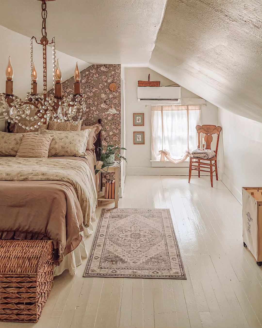 30 Inspiring Ideas for Small Attic Rooms With Low Ceilings