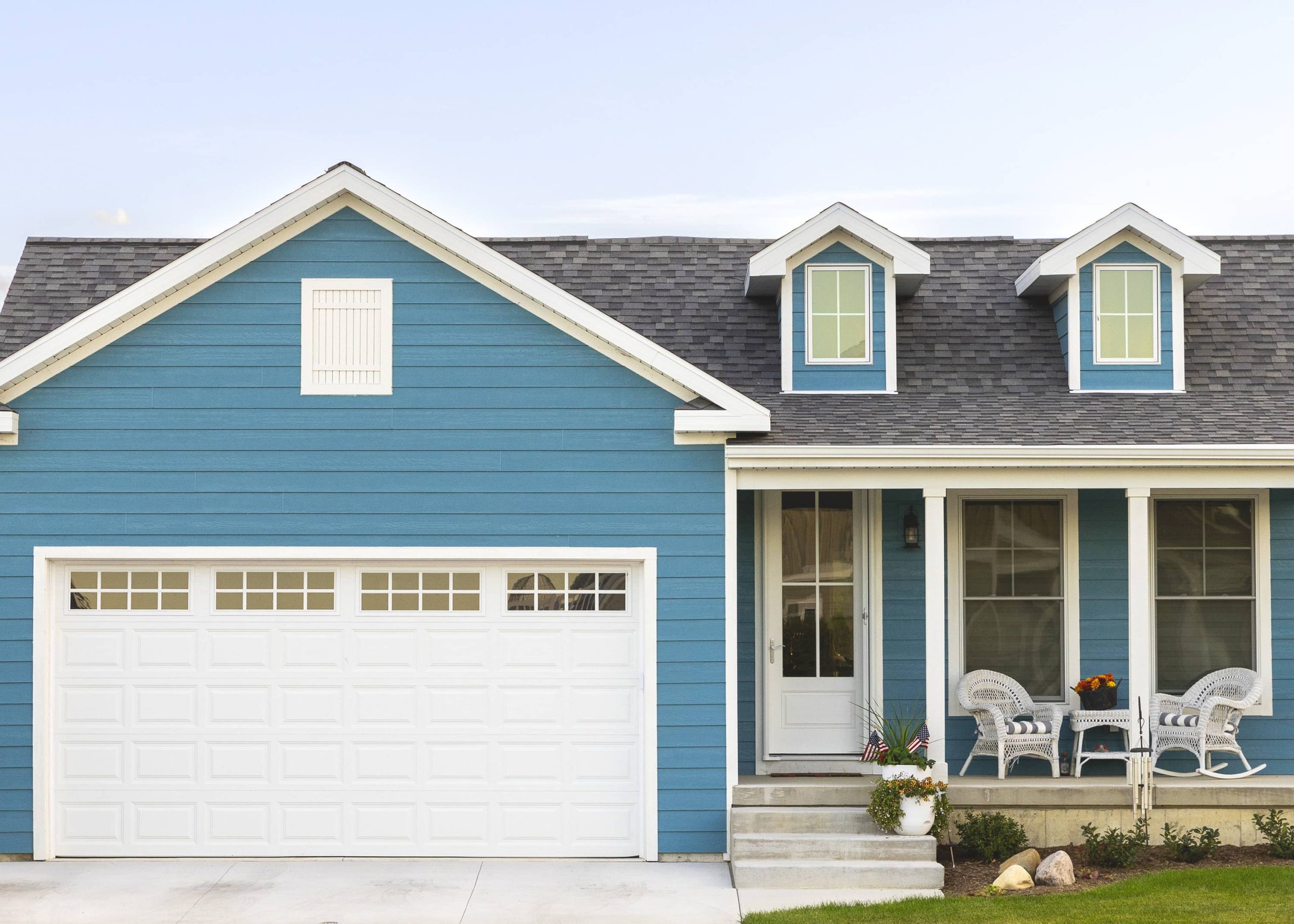 7 of the Best Front Door Colors for Blue Houses | Fixr.com