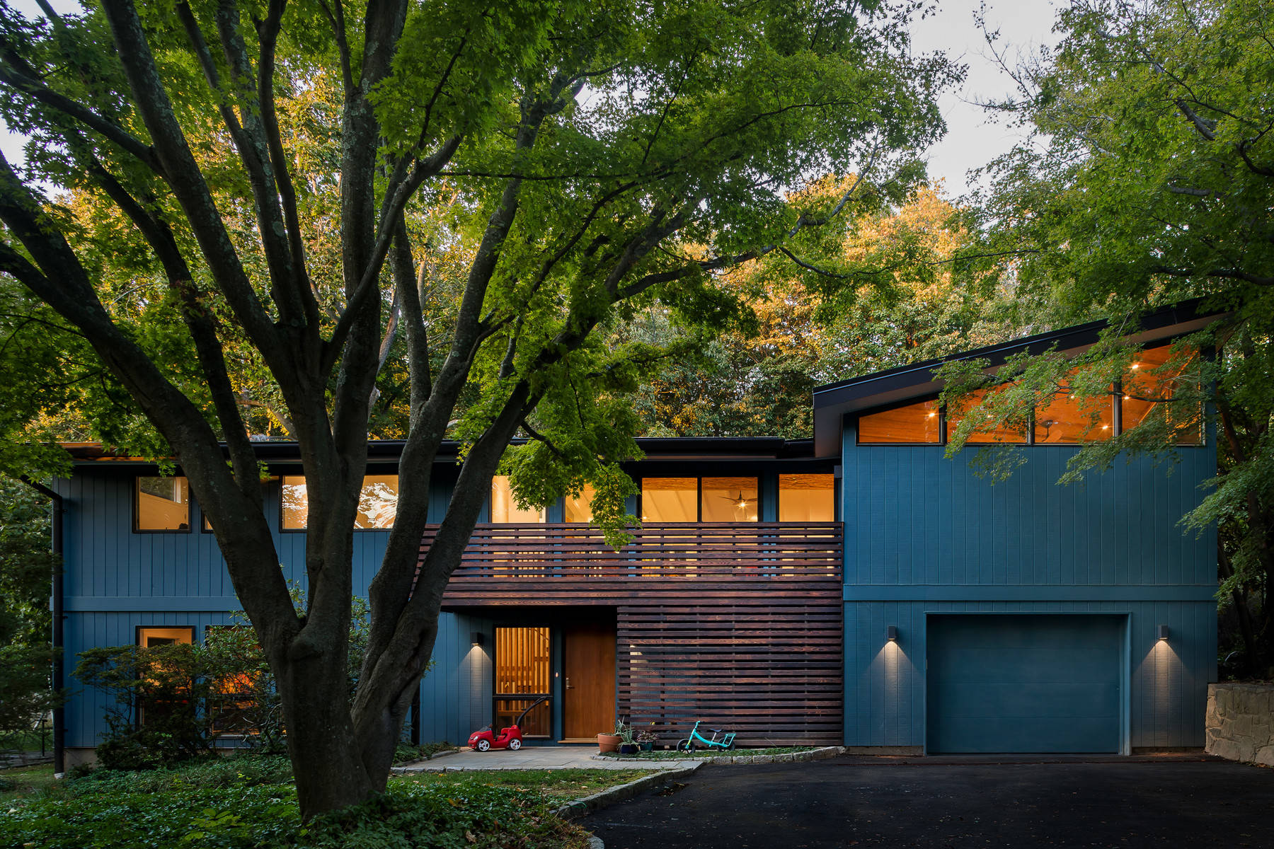 8 Beautiful Blue Paint Colors for Home Exteriors