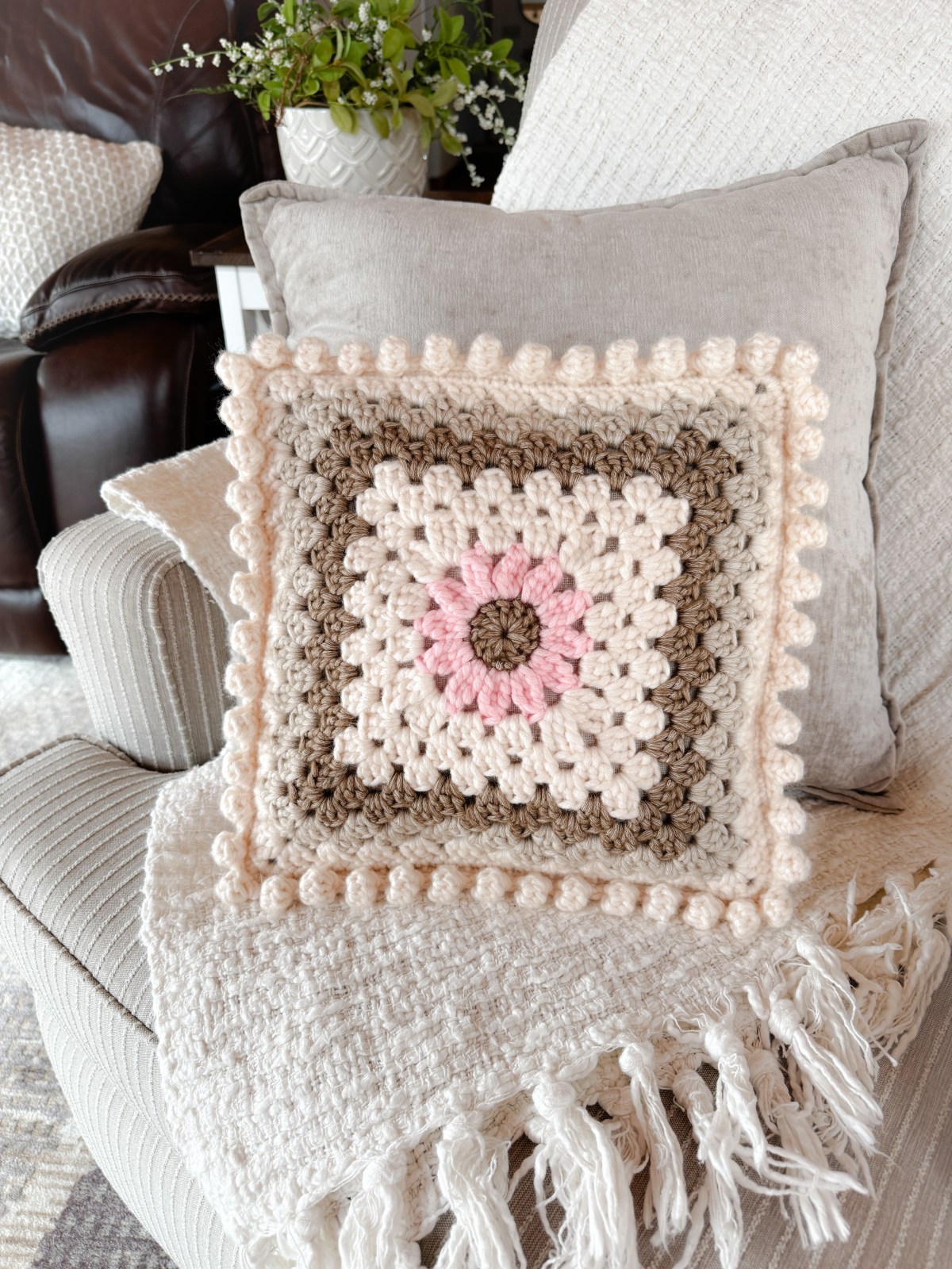A chunky, daisy granny square pillow – Carried Away Quilting