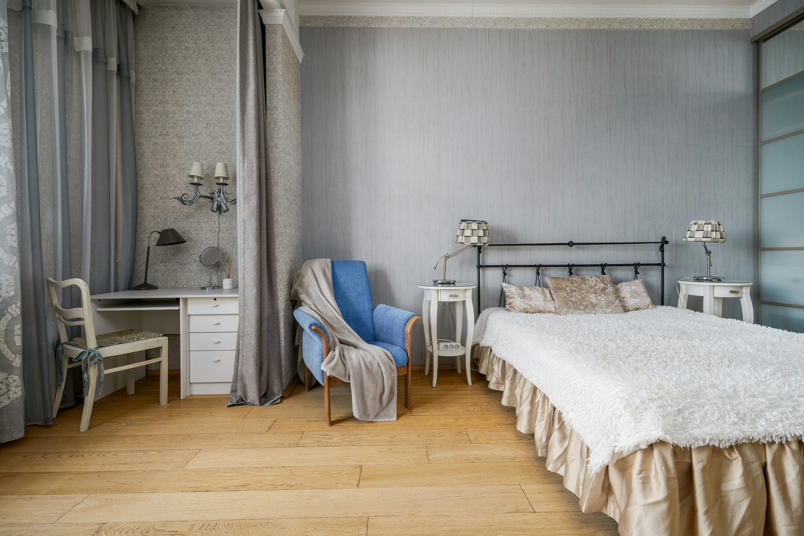 A luxurious bedroom with elegant furnishings and modern decor, offering a cozy atmosphere.