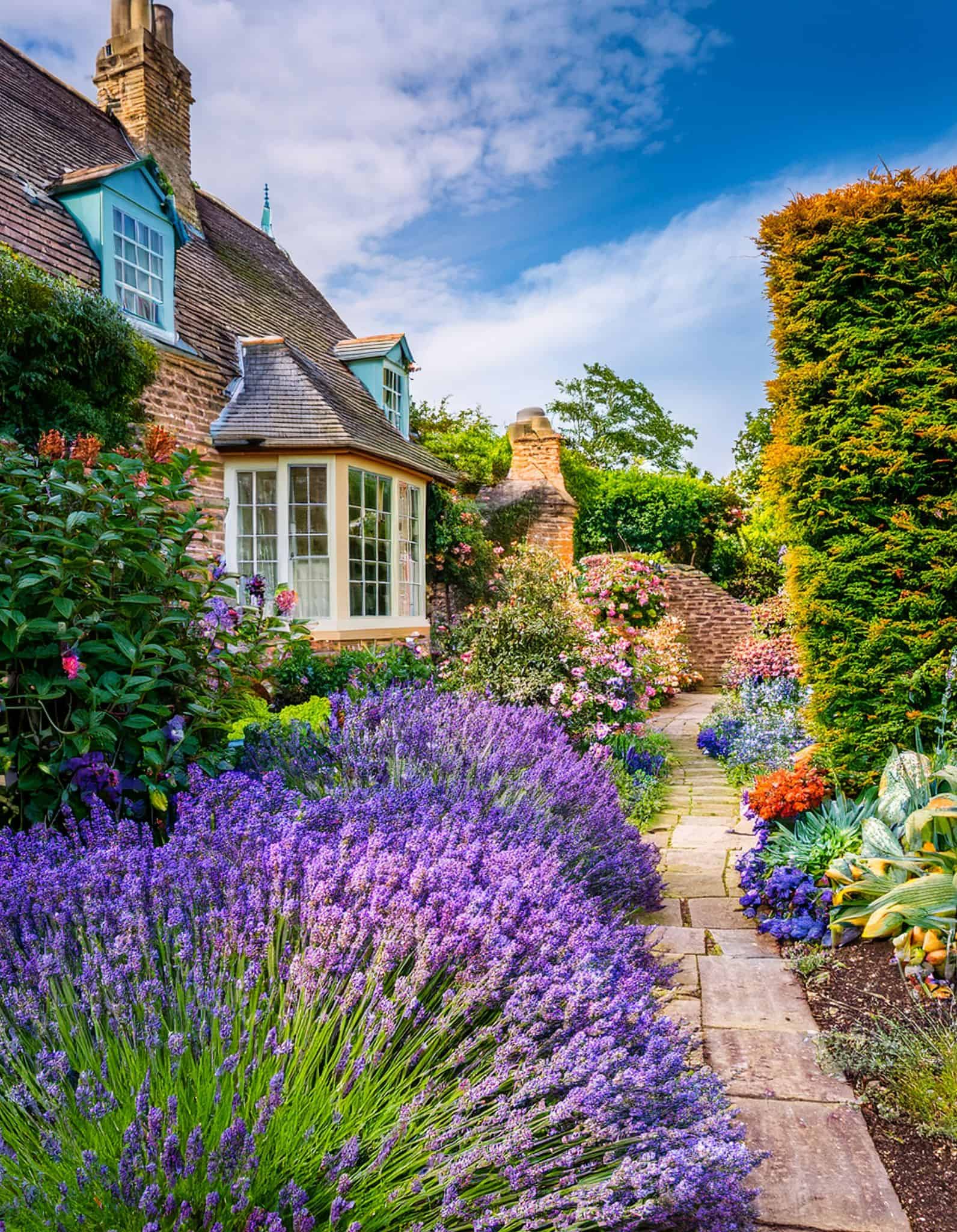 Charming Cottage-Style Front Yard Landscaping Ideas to Create a Storybook Entrance | Bigger Garden