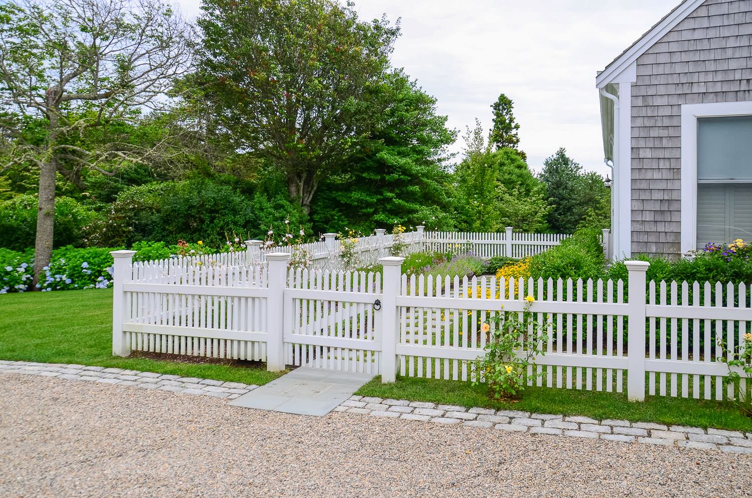 Cottage Garden Picket Fence - Photos & Ideas | Houzz