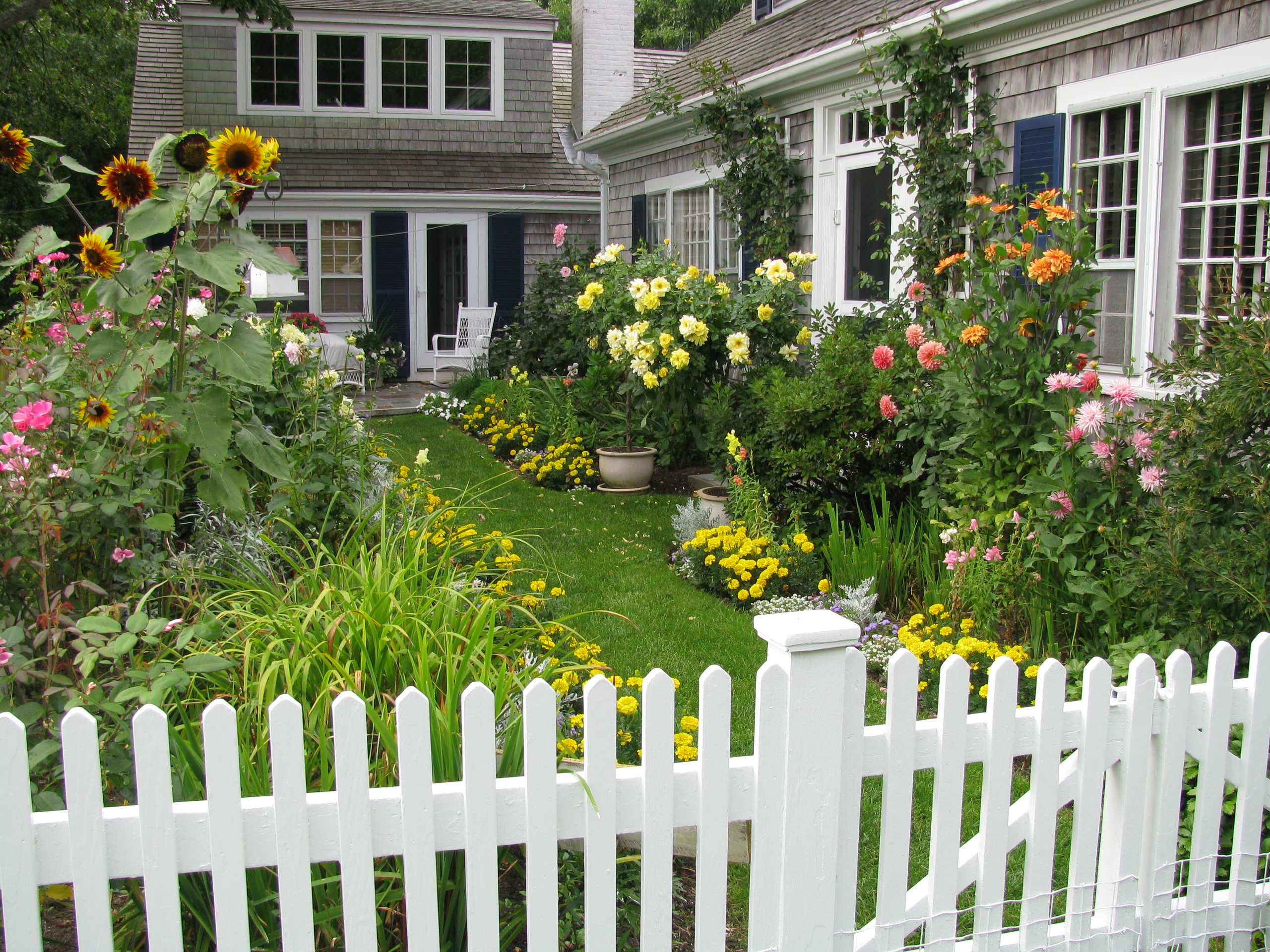 Cottage Garden Picket Fence - Photos & Ideas | Houzz