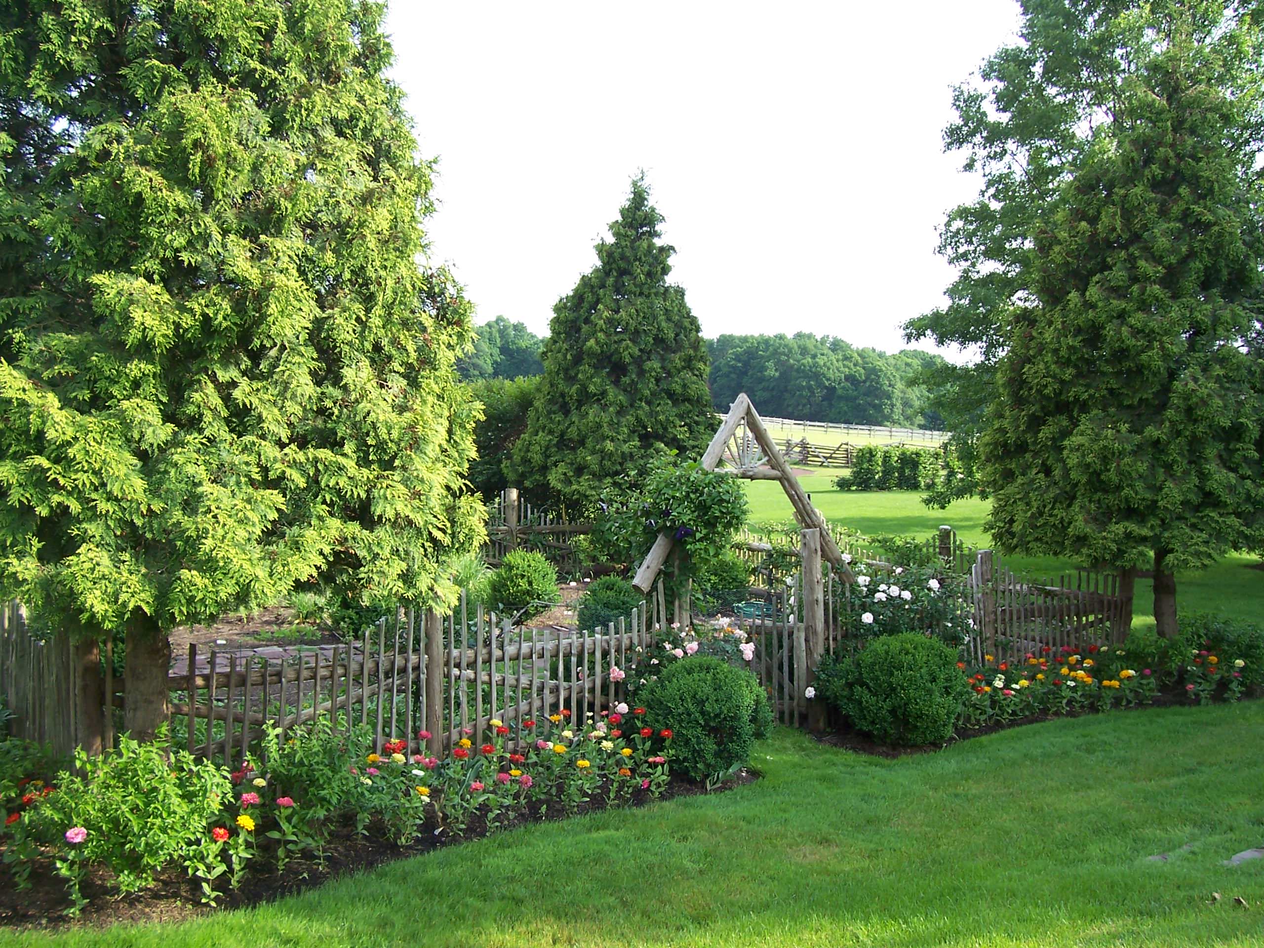 Cottage Garden Picket Fence - Photos & Ideas | Houzz