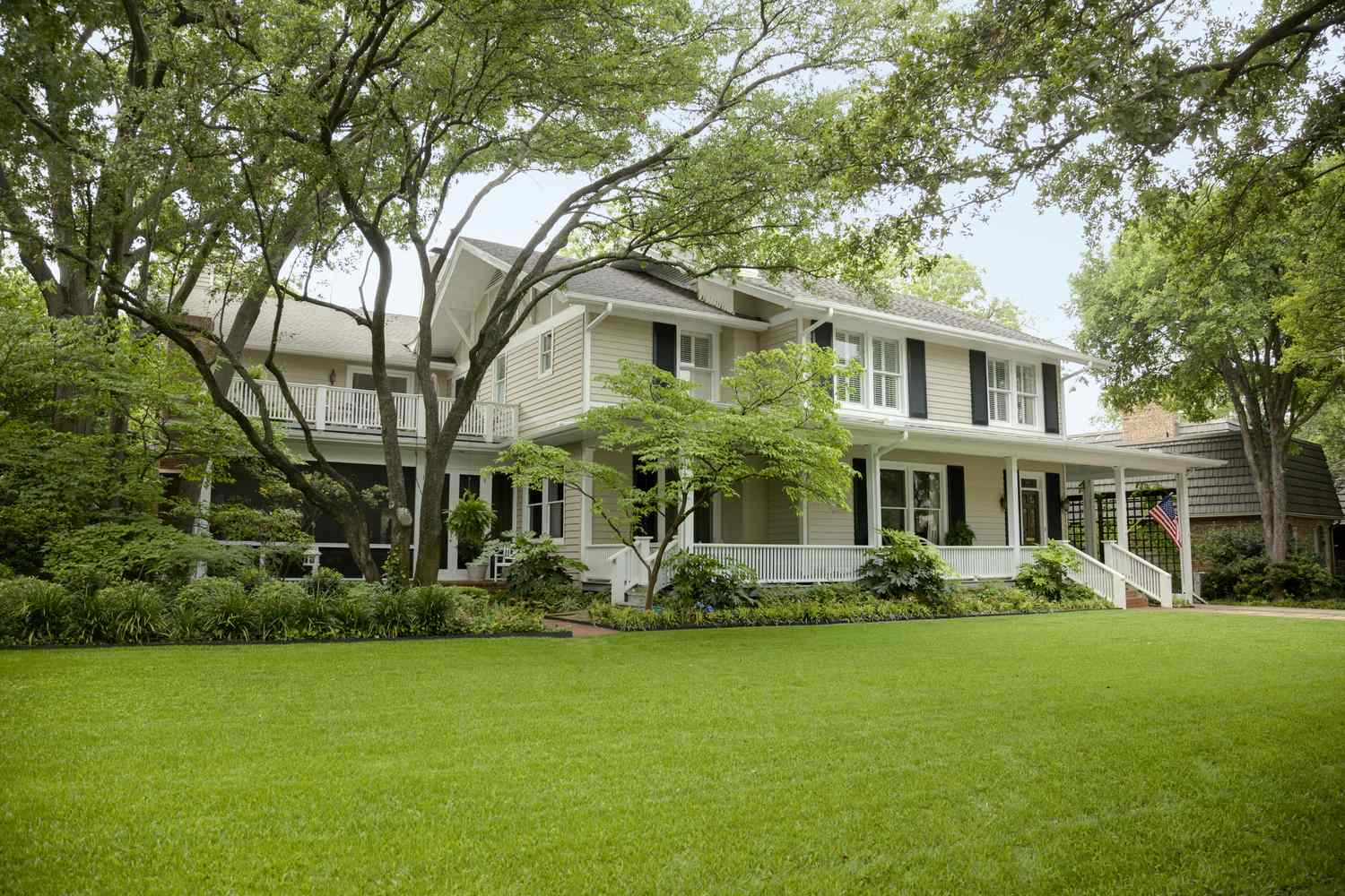 Designers Say These 8 Home Exterior Paint Colors Are Trending in 2026
