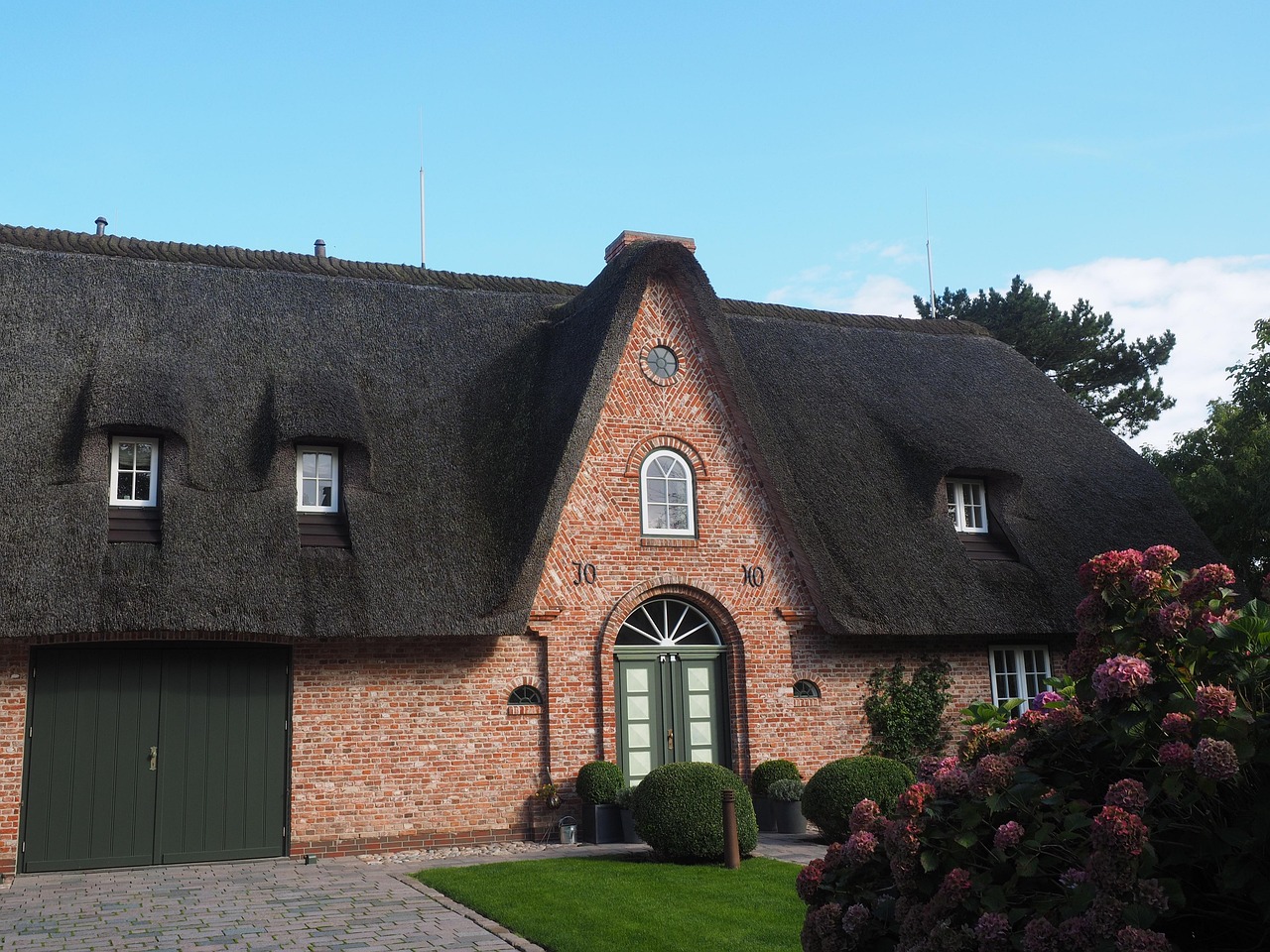 friesian house, house, thatched roof, entrance, front door, brick, facade, architecture, building, red, stone, old, historical, exit, frisian, friesland, housewall, sightseeing, ity, sylt