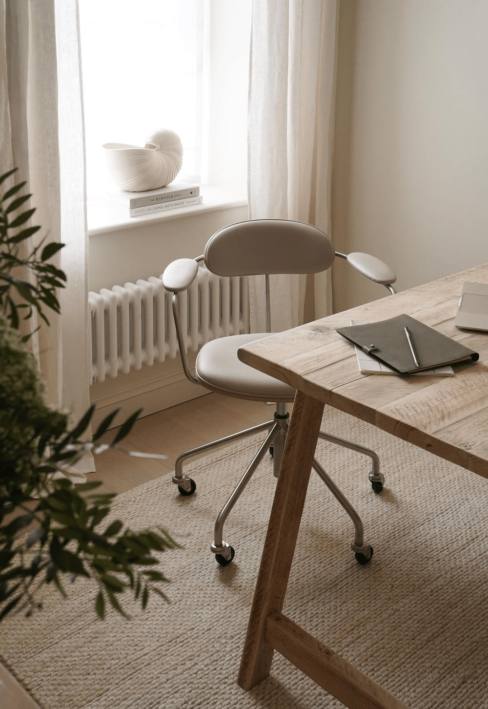 Home office style with Carl Hansen & Søn's CH621 swivel chair |