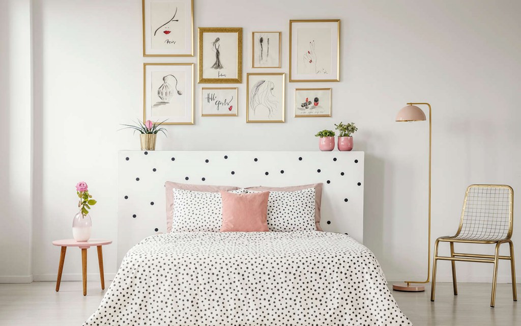 How to Decorate Above the Bed: Wall Art, Shelves & More | Zameen Blog