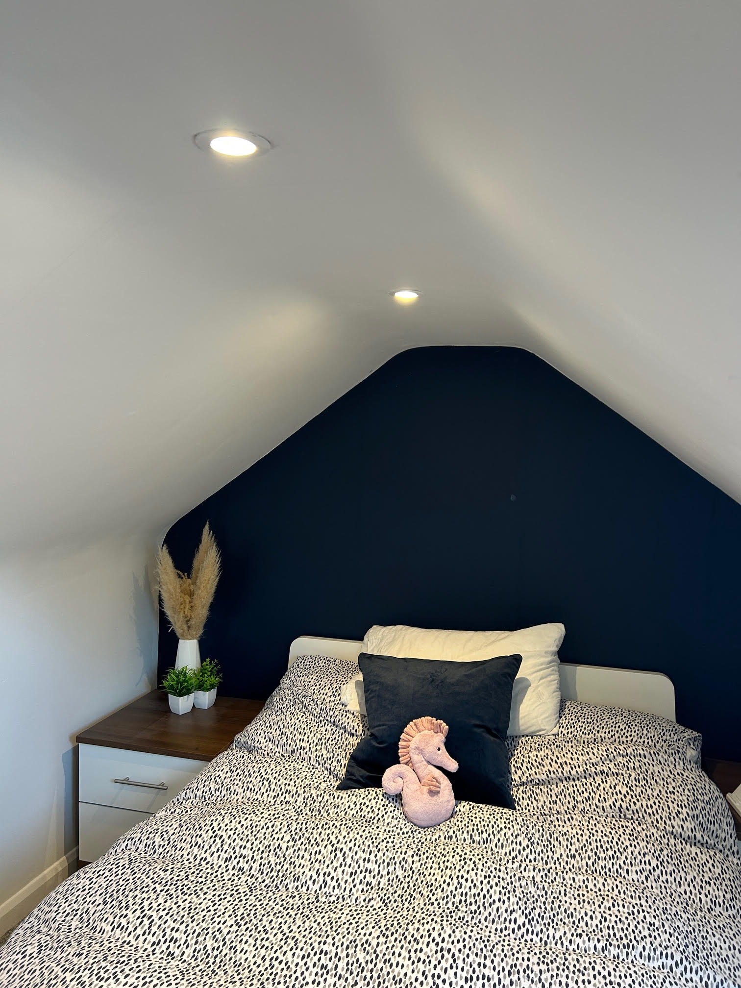 How to Light a Bedroom with a Sloped Ceiling for Comfort and Practicality