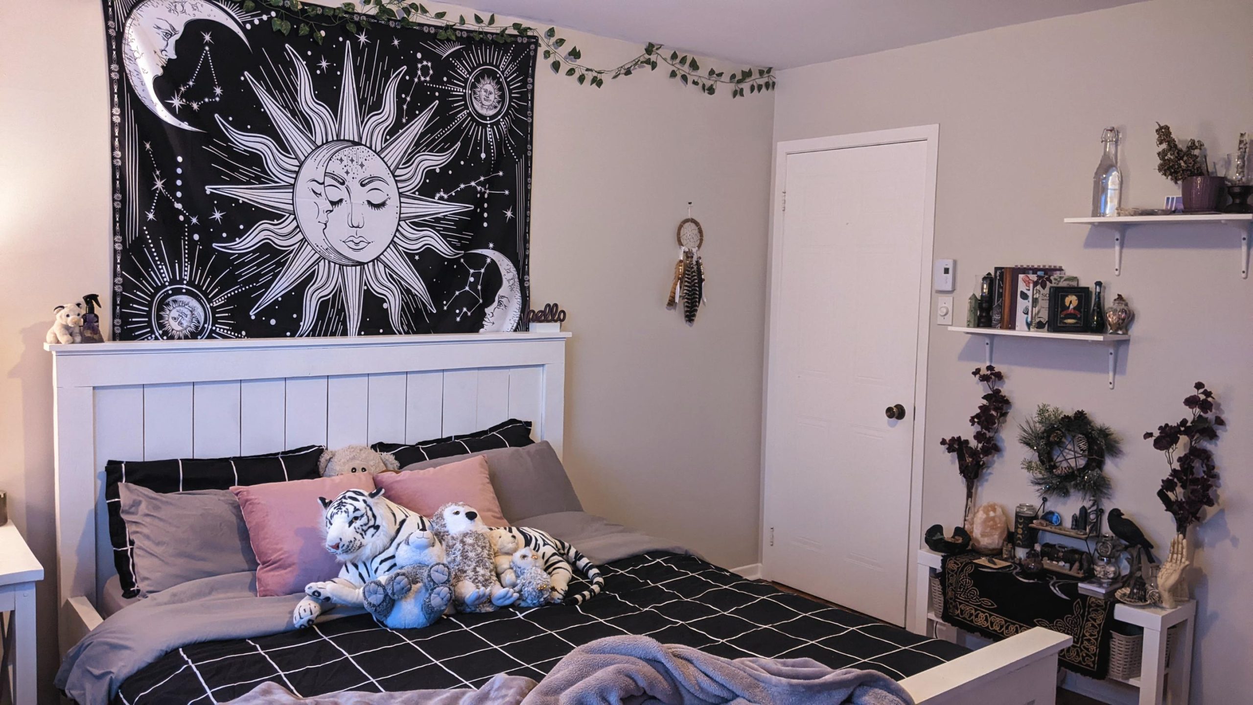 Just did a witchy bedroom makeover!!! It's so cozy and magical now, wanted to share with this beautiful community! 💜🐈⬛🔮 : r/WitchesVsPatriarchy
